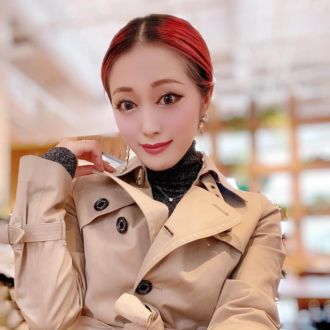 五月千和加さんのインスタグラム写真 - (五月千和加Instagram)「. いよいよコート🧥を着る季節(^^) 朝晩は特に寒いからマフラー🧣もしたいところ😆👏👏  今日はマミーとお出かけ🥰  #親子 #blacklabel  #トレンチコート #センターパート  #coat   🎀🎀🎀🎀🎀」10月19日 19時36分 - satsuki_senwaka