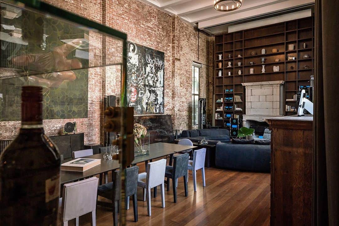 Baxterのインスタグラム：「Baxter collides with the worlds of audio and design, outfits the ‘World of McIntosh Townhouse’ with its signature furnishings. Designed as an immersive space to provide the McIntosh experience, the WOM Townhouse brings McIntosh Group’s music history to life and with Baxter’s signature pieces outfitting the space - music and style seamlessly merge  Discover Baxter New York @baxter_ny   📷 @g.n.z.0   #baxtermadeinitaly #baxter #newcollection #interiordesign #interior #design #furniture #2021 #newyork #nyc #worldofmcintosh #wom #baxternewyork #baxterny」