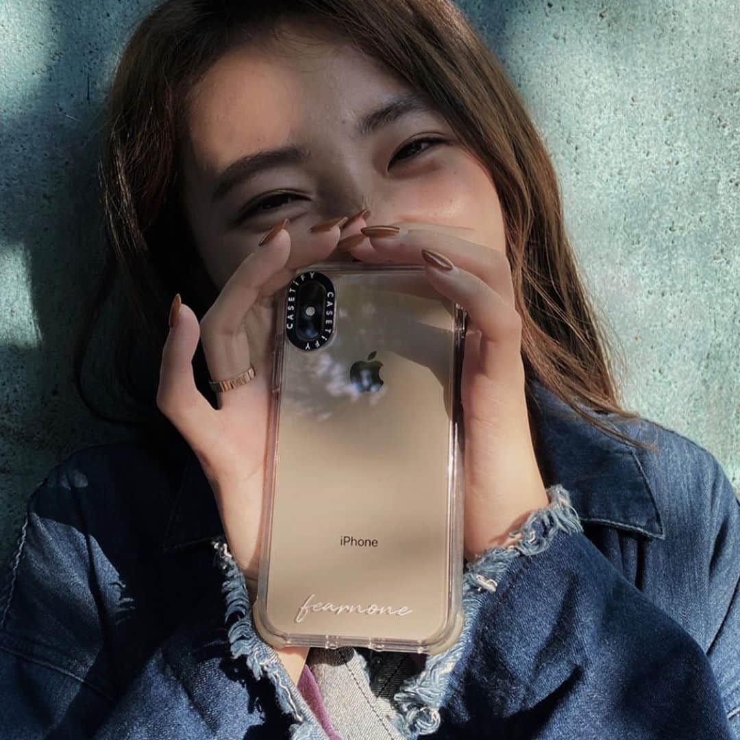 𝐊𝐚𝐤𝐢𝐠𝐢𝐅𝐮𝐤𝐚のインスタグラム：「𝙛𝙚𝙖𝙧 𝙣𝙤𝙣𝙚🌈 ． 常に持ち歩いてるものには 強い言葉を。 ． @casetify @casetify_jp 様より♡ ミラータイプと迷ったけど iPhone本体のピンクゴールドがお気に入りなので クリアケースのものを選びました🌖 ． この日は太陽がすっごくキラキラしてて １日中ポカポカ撮影日和でした🌞🍂 ． ． ． ． ． #CASETiFY #StateYourCase」