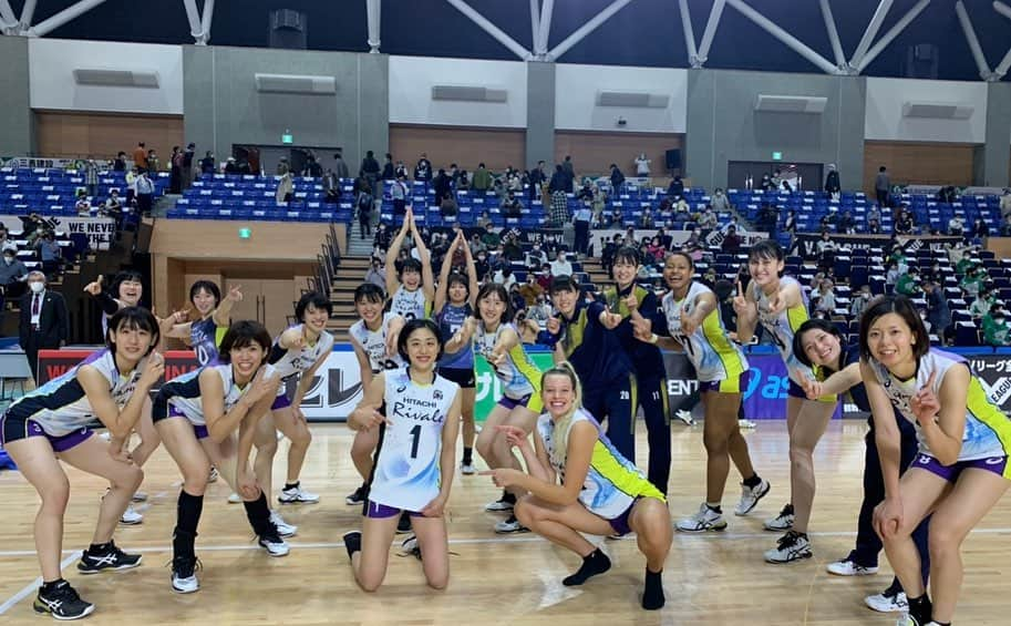 芳賀舞波のインスタグラム：「. ついに週末からV.LEAGUE が開幕しました！！﻿ コロナ禍の今、こうして無事に開幕し﻿ バレーボールができることを幸せに思います。﻿ 開幕するにあたり携わってくださった方々に感謝しています。﻿ ﻿ ホームで迎えたリーグ戦は開幕2連勝という﻿ 良いスタートをきることができました。﻿ たくさんの応援ありがとうございました！ 今シーズン初めての公式戦でドキドキ感やワクワクする気持ち、他にも様々な思いのあった二戦でした！﻿ リーグ戦はまだ始まったばかりです。﻿ 今シーズンのスローガン"ONE"を胸に、﻿ このメンバーでしか表現できない"Only one"﻿ なリヴァーレをお見せできるよう、﻿ "One team"で戦い抜きます！﻿ ﻿ コロナの影響で制限もかかり、﻿ 例年のリーグ戦とは異なる大会になりますが﻿ ファンの皆様とも心をひとつに戦っていけたらいいなと思っています！﻿ 今シーズンも日立リヴァーレの応援﻿ よろしくお願いします🐰🏐﻿ ﻿ ﻿ .﻿  V.TVでの開幕戦解説者は @kana0412.sss がしてくれました！﻿ まだ観れていませんが、どのような解説をしてくれていたのか楽しみです🍒✨﻿ ﻿ .﻿ #vリーグ #vリーグ女子 #開幕﻿ #vtv  #日立リヴァーレ﻿ #volleyball  #写真2枚目中央No.7 #3枚目左側No.3にご注目を」