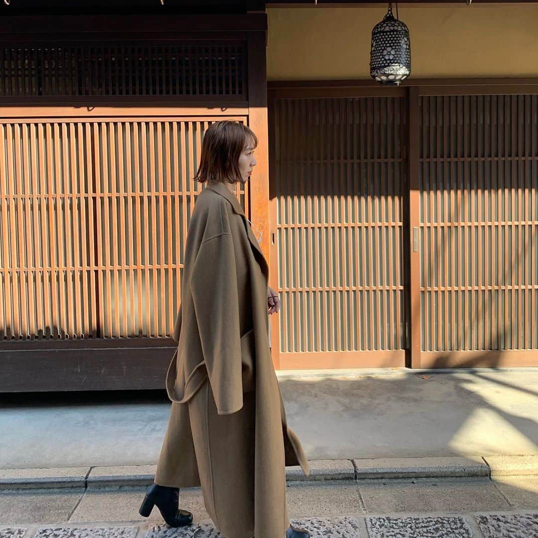 のインスタグラム：「outerが本当に過去1です。 ほんとにほんとの話🥺♡  暑い夏から何度も修正して温めてきたoriginal です. とにかく上質で暖かくて3way! 絶対の絶対に損しないouterができあがりました。  熱弁したら長くなるので、この辺で、笑 また熱く語らしてくださいね👐🏻🥰  #NUEbyas」