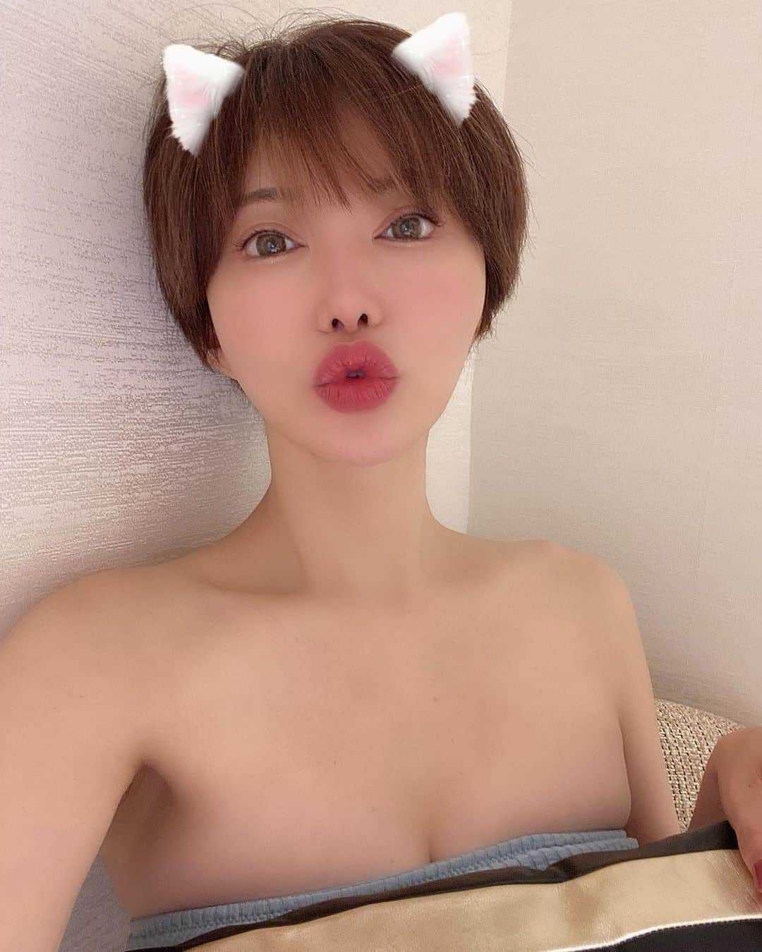 里美ゆりあさんのインスタグラム写真 - (里美ゆりあInstagram)「にゃんちゅー❤  #猫 #ネコ #cat  #里美ゆりあ」10月19日 19時45分 - satomiyuria