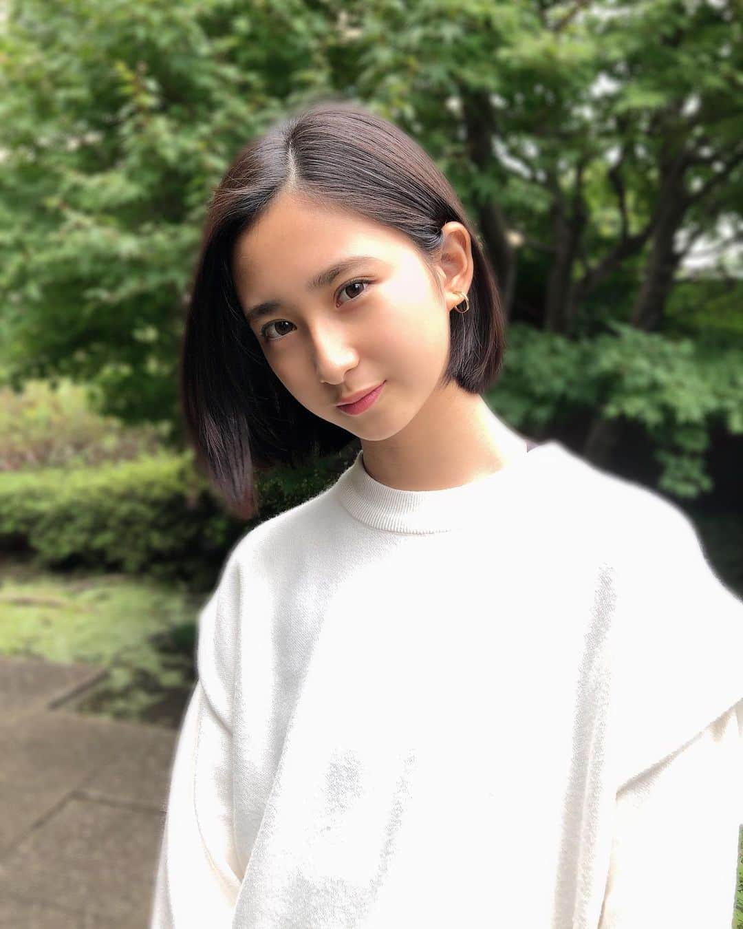 須藤紅さんのインスタグラム写真 - (須藤紅Instagram)「髪切りました✂️✂️ ・ ショートボブ？今まで一番短い‼️w ・ ・ 短くなって凄く楽になった💓💓💓  最近寒くなってきたから風邪ひかないように気をつけてね😌 ・ #ショートボブ  #白ニット  #肩上ボブ  #秋冬」10月19日 19時45分 - beni0805