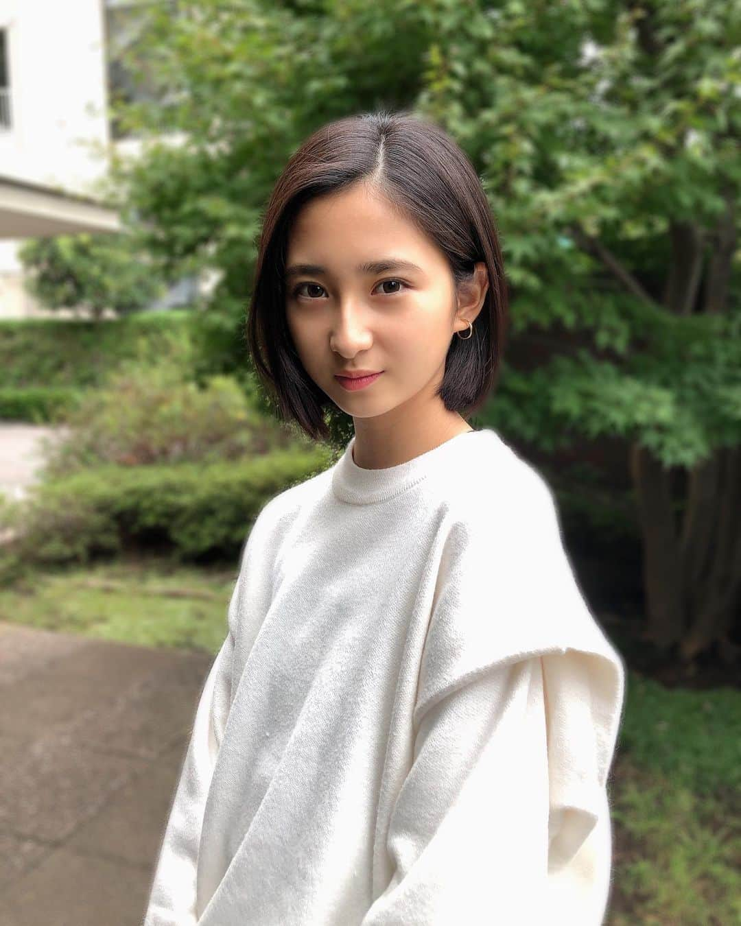 須藤紅さんのインスタグラム写真 - (須藤紅Instagram)「髪切りました✂️✂️ ・ ショートボブ？今まで一番短い‼️w ・ ・ 短くなって凄く楽になった💓💓💓  最近寒くなってきたから風邪ひかないように気をつけてね😌 ・ #ショートボブ  #白ニット  #肩上ボブ  #秋冬」10月19日 19時45分 - beni0805