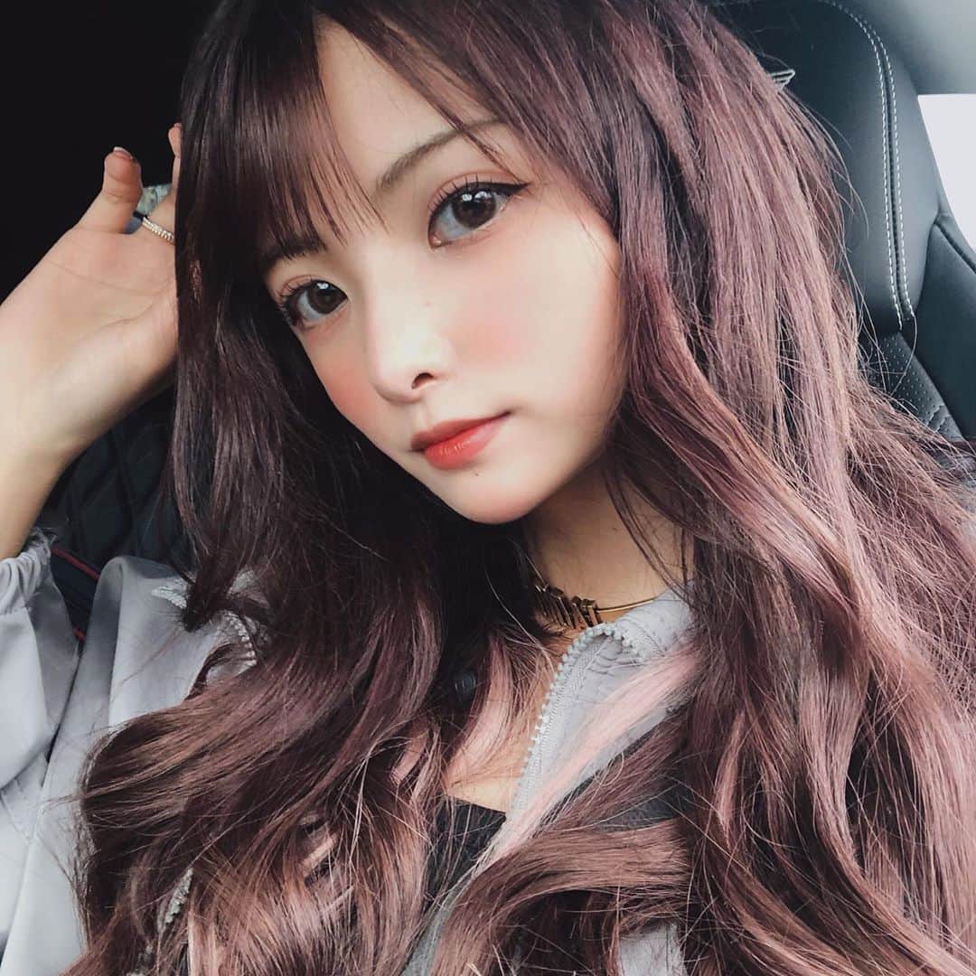 岡田栞奈のインスタグラム：「そろそろエクステとりましょうかね〜  地毛のケアちゃんとしなきゃ😂✨ #結構前の写真だけど #赤ピンク系の髪色が一番顔色良くなる気がする」