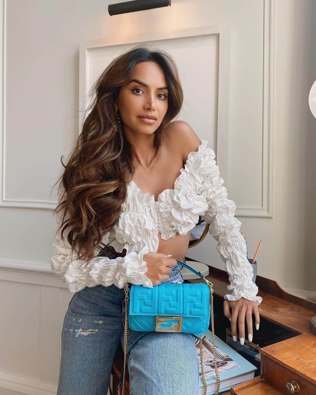 Diipa Büller-Khoslaのインスタグラム：「Happy Monday! Rate my look from 1-10! I personally think you can never go wrong with big hair, minimal makeup, jeans and a white top 😬❤️」