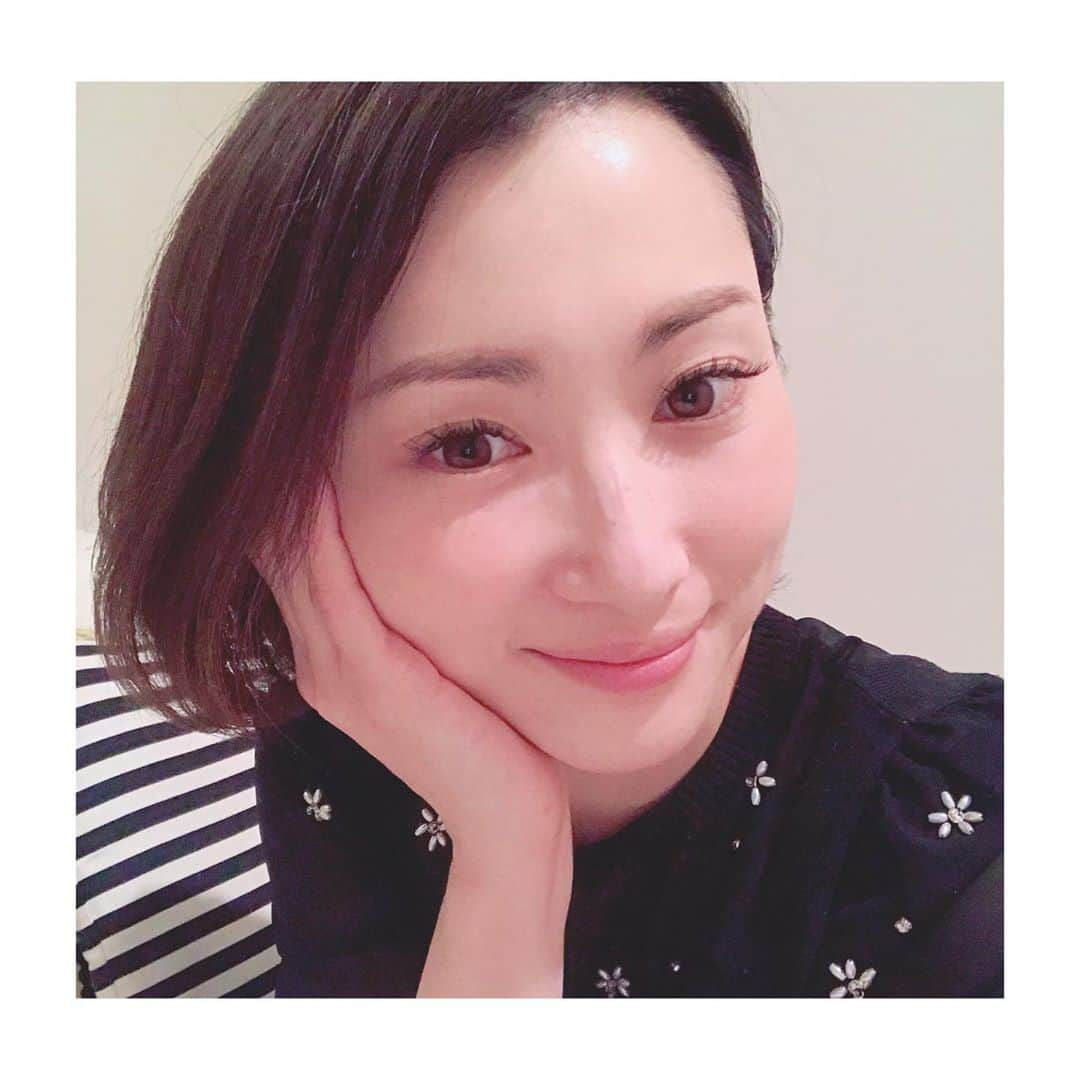 鎌田聖菜さんのインスタグラム写真 - (鎌田聖菜Instagram)「【体脂肪率がヤバいほど減る！！】﻿ ﻿ えーっ、、、プチファスティング報告♡﻿ ﻿ 体重はあまり変わらないのに、﻿ 「これ、体重計壊れてんのかな？」﻿ ﻿ という体脂肪率を叩き出しましたっっᐠ( ᐝ̱ )ᐟ﻿ 　﻿ 　﻿ なんと、、、﻿ ﻿ ＼体脂肪率が16%切ったよ！！／﻿ ﻿ BMIも18.3→17.5になって、﻿ 筋肉量が2%も増えてる！！﻿ ﻿ 　﻿ 先月のファスティング後から始めた﻿ 腸内洗浄プログラムも﻿ 私にはかなり合ってたみたいだし、﻿ ﻿ 思い切り食べて飲んでしながら、﻿ めちゃくちゃ楽して﻿ こんな落ちるとは思ってなかった…﻿ ﻿ 　﻿ 私、どこ向かってんだ☻笑笑﻿ ﻿ 　﻿ とにかく言えることは、﻿ ﻿ ファスティング期間中は﻿ 「我慢の期間」ではなく、﻿ 思う存分、﻿ 「自分を労ってあげる期間」にすれば、﻿ 身体はその分、応えてくれるということ。﻿ (人体実験済みww)﻿ 　﻿ ✪ドリンクサプリでいつもの倍以上の栄養素をあげる﻿ ✪鏡の前にいる時間を長くする　　﻿ ✪カラダの声を聞く﻿ ✪ゆっくりスキンケアの時間を取る﻿ ✪瞑想する﻿ ✪部屋の掃除やクローゼットを整理してスッキリ﻿ ✪ずっと読みたかった本を読む﻿ ✪ノンカフェインのハーブティーで心までリラックス﻿ ﻿ 　﻿ などなど、、、﻿ ﻿ 　﻿ 要らない栄養や環境ホルモンを摂りすぎているカラダに少しの間、休息をあげる。﻿ ﻿ 　﻿ これを繰り返していくうちに﻿ 自然と自分らしい体型に戻り、しっかりと栄養素を取ることで心も安定してきます。﻿ ﻿ 　﻿ 私たちのカラダも内面の鏡。﻿ ﻿ 　　﻿ しっかりと労って、﻿ 内側から輝く理想の自分を手に入れましょう♡﻿ ﻿ 　﻿ 　　﻿ もちろん、﻿ 来月からも継続開催するので、ご興味ある方は楽しみにお待ち下さい◡̈♥︎﻿ ﻿ *…..*…..*…..*…..*…..*…..*…..*…..*…..*….*…..*﻿ ご一緒してくださる方は﻿ 個別メッセージください😍💕﻿ ﻿ 　﻿ ﻿ #心を整える #hsp気質#内面美容 #自尊心 #自己肯定 #鏡学 #鎌田聖菜 #セルフコーチング #hsp#繊細さん#自分と向き合う#心理学#自己表現 #本当の自分 #自分色 #美しく生きる#自己啓発 #幸せになる #美容効果 #スピリチュアル#心#犬好き#メンタルケア#心を整える #体型維持 #ポジティブ思考#色彩心理学 #美容情報 #美容法 #繊細#美しく生きる#鏡﻿ ﻿ ﻿」10月19日 19時49分 - seina_kamada