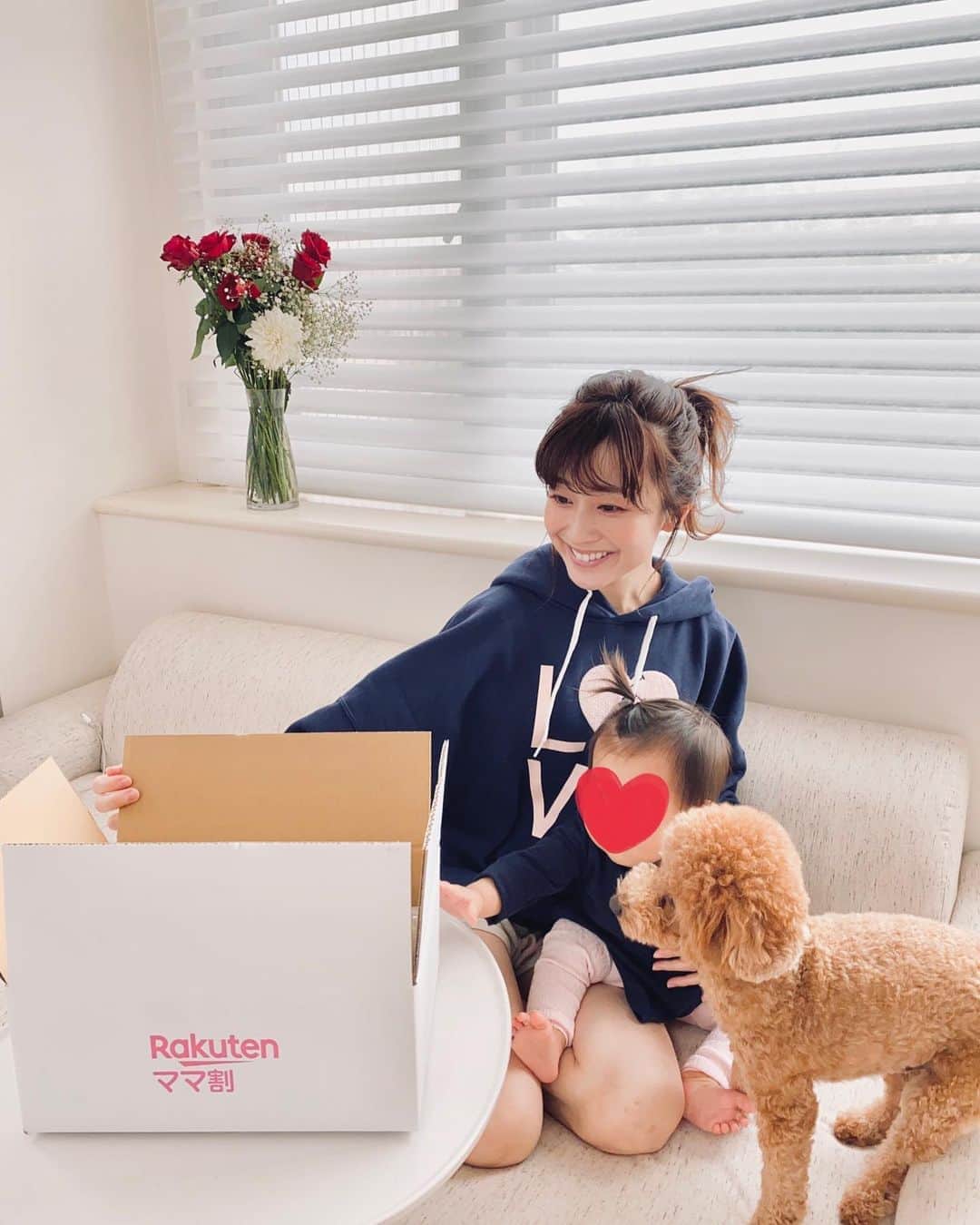 のインスタグラム：「・ 楽天の "ママ割"って知ってますか？❤️ 楽天会員ならパパママ無料の 子育てを楽しくするサイトなの💕 楽天ユーザーのわたし 初めて知りました🙇🏻‍♀️❣️ 今回は特別に 毎月エントリー&抽選で合計150名に当たる サンプルボックスをいただきました📦❣️ これが無料ってすごい😳😳😳 おもちゃとかの子供のもの以外にも クレンジングや美容ドリンクも入っていて 子供にとってもママにとっても これは嬉しいボックスだな〜💕💕 早速レゴを手渡ししてみました。 まだ遊ぶには早いけど 興味津々だったよ👶🏻 抽選に外れた方や3歳より大きいお子様をお持ちの方でも エントリーすると850名にお楽しみアイテムが当たるんだって！ 出産予定日OR子供のお誕生日を入れるだけで 簡単にメンバー登録ができるから @rakuten_official トップにあるリンクから 簡単に無料登録&エントリーしてみてね❤️ #楽天 #ママ割 #楽天ママ割 #無料 #サンプルボックス #PR #マタニティ #育児グッズ #赤ちゃん #育児 #子育て #こども #子供 #baby #kids」