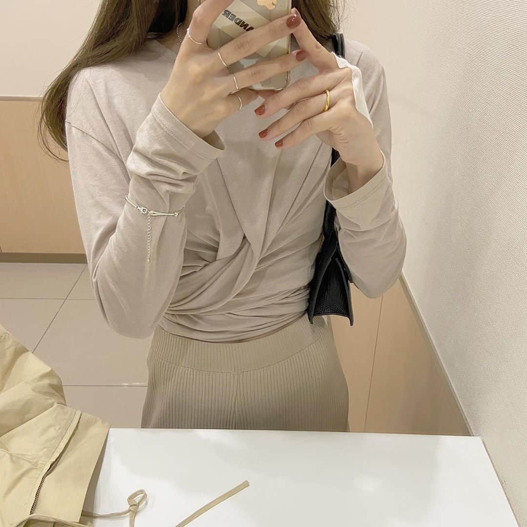 i am aiのインスタグラム：「🌪🤍🦙 ㅤㅤㅤㅤㅤㅤㅤㅤㅤㅤㅤㅤㅤ ひさびさのベージーーー やっぱり落ち着く。 アクセサリーは シルバーゴールドmixが気分 ㅤㅤㅤㅤㅤㅤㅤㅤㅤㅤㅤㅤㅤ」