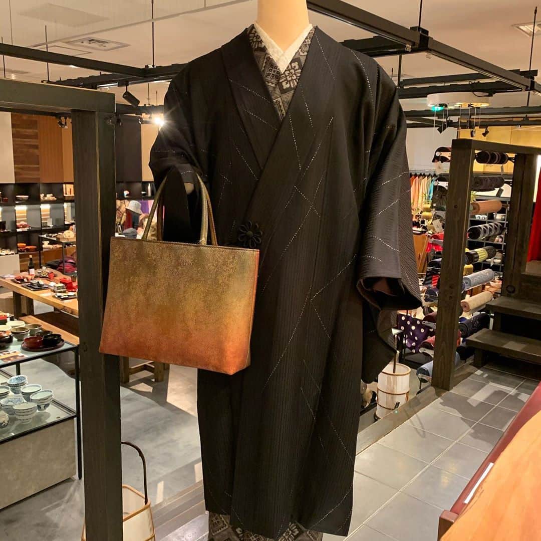 六本木ミッドタウンきものOld&Newさんのインスタグラム写真 - (六本木ミッドタウンきものOld&NewInstagram)「道中着 ￥68000(+tax) 裄68cm 身丈(背)103cm シックでとてもスタイリッシュな道中着です。 裏側にはなんと蜘蛛の巣🕸 バッグは¥16000(+tax)  #着物 #きもの #着物コーディネート #六本木ミッドタウン #thecovernippon #道中着 #道中着コーデ #道中着ロング  #きもの好きな人と繋がりたい #着物女子」10月19日 20時01分 - kimonolove1015