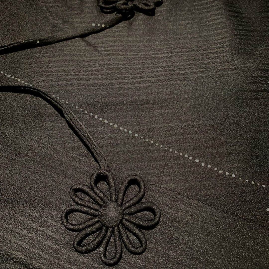 六本木ミッドタウンきものOld&Newさんのインスタグラム写真 - (六本木ミッドタウンきものOld&NewInstagram)「道中着 ￥68000(+tax) 裄68cm 身丈(背)103cm シックでとてもスタイリッシュな道中着です。 裏側にはなんと蜘蛛の巣🕸 バッグは¥16000(+tax)  #着物 #きもの #着物コーディネート #六本木ミッドタウン #thecovernippon #道中着 #道中着コーデ #道中着ロング  #きもの好きな人と繋がりたい #着物女子」10月19日 20時01分 - kimonolove1015