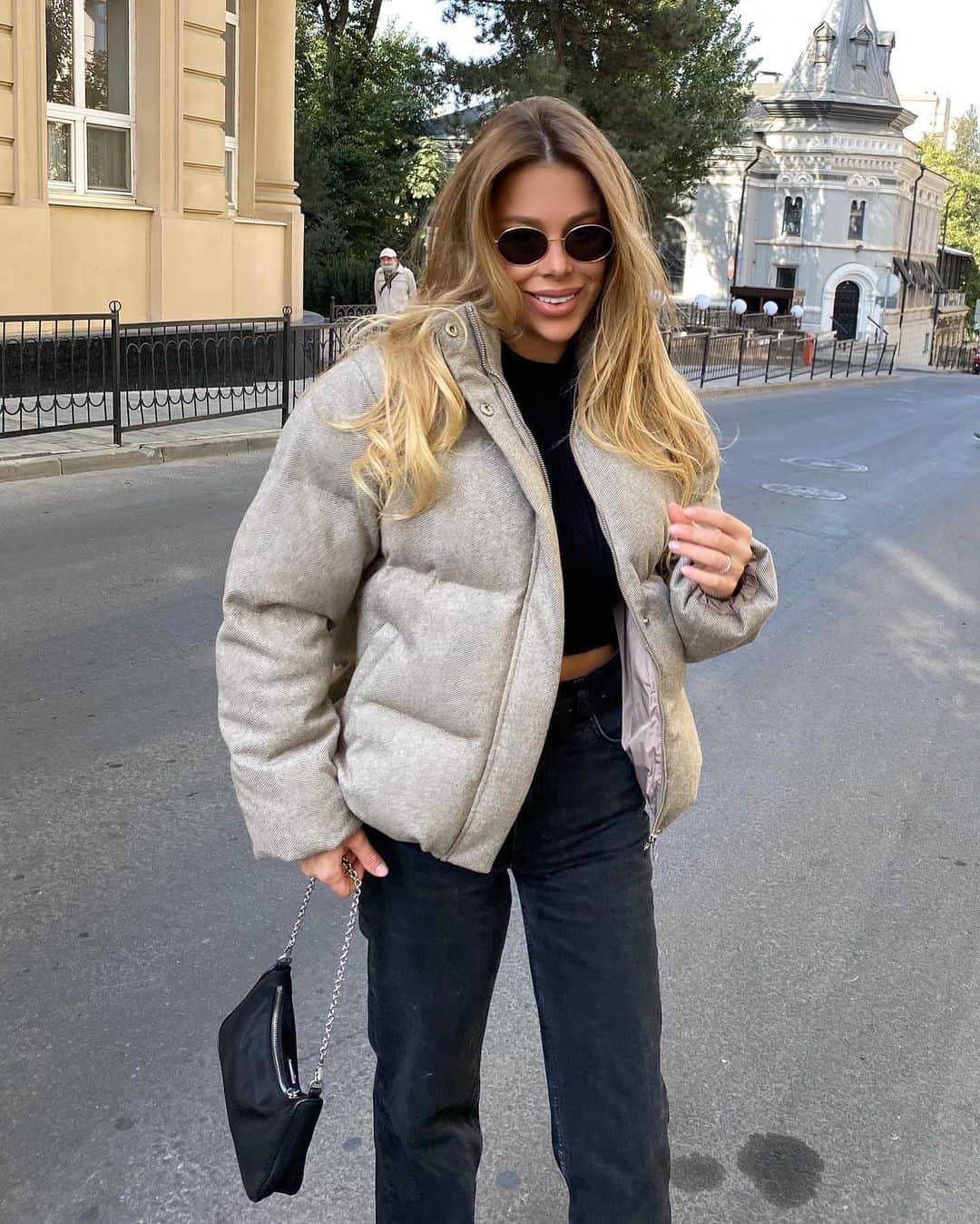 Anyuta Goldenのインスタグラム：「Моя любимая пора 🍂выгуливать обалденные пуховики @manera_odevatca 🖤」