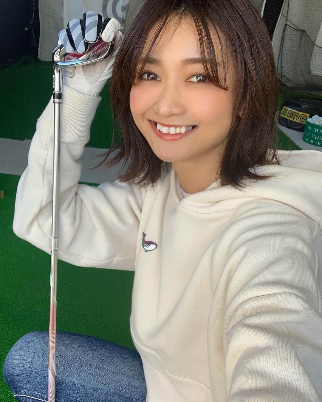のインスタグラム：「先日のゴルフレッスン🏌🏾‍♀️✨ @harajukugolf_academy  山吹100切りへの道🔥笑 @carseven.jp  ・ ・ ・ 今日はスイングのフォームを基礎から教えて頂きました👏🏾☺️ 山吹のフィニッシュのポーズ？がかっこわるすぎて💀爆 二枚目がBefore 足が開いてるーーー🤣爆 ・ ・ ・ 今日はひたすら、フィニッシュの時に膝をつける事を意識して打ち込んだよ🏌🏾‍♀️🔥 三枚目after⭐️ 膝をつける事を意識したら… だいぶフォームかっこよくなったよね？👏🏾🥺←自画自賛笑 ・  ・ ・ 体重移動といいますか… 腰のひねり方もまだまだ難しくて、よく腕だけで打ちに行くこともありフォームが崩れてしまうので😥 近々の山吹の目標は…💡 まずはフォームをかっこよくする事🔥🏌🏾‍♀️笑 ここから頑張りたいと思います🥺 ・ ・ ・ 100切りの道はまだまだ程遠いですが🤭😂爆。 温かい目でご覧下さい🙇🏾‍♀️🍀 ・ ・ ・ #カーセブン #セブンスゴルフ #原宿ゴルフアカデミー  #ゴルフレッスン#lesson#ゴルフ#golf #ゴルフ女子#ゴルフ初心者 🔰 #ゴルフ練習  #打ちっ放し #ゴルフ好き #継続は力なり  #100切り 目指して #100切りへの道  #先行き不安 爆 #未知なる世界 #頑張ります 🏌🏾‍♀️🔥 #温かい目でご覧ください 🙏🏾😂」