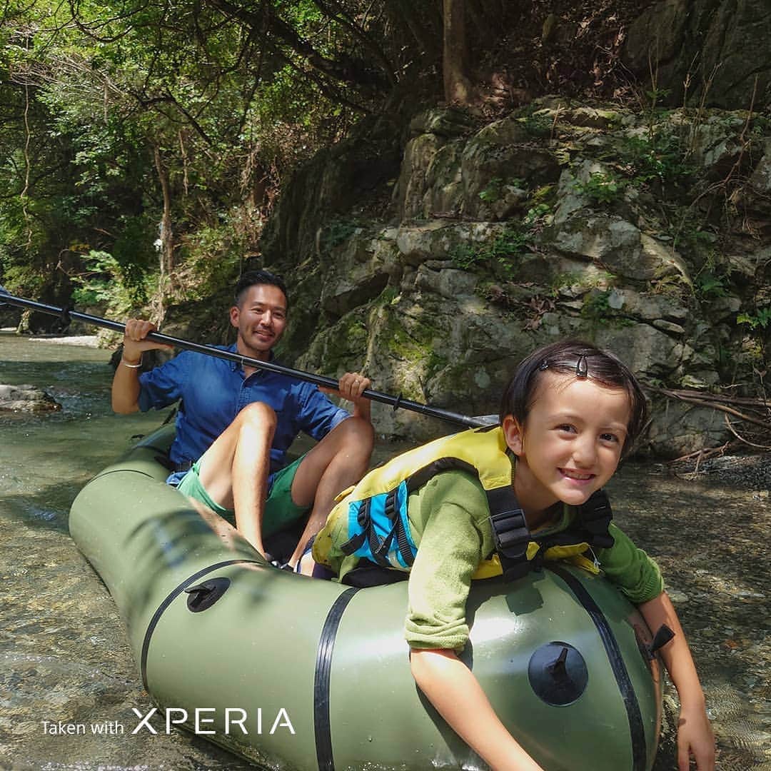 Sony Mobileさんのインスタグラム写真 - (Sony MobileInstagram)「Off the beaten track? Don’t let adventure hold you back. With Xperia 5 II, family photographers @ippei.janine used 20fps burst shooting with Real-time Eye AF to capture their daughter on the river (the water-resistant  IP65/68 design came in handy, too).  #TakenWithXperia #Xperia5II #Sony #SonyXperia #MobilePhotography #Photography #Photographer #Family #Children #SonyPortraits #FamilyPhotography #CaptureTheMoment #PhotographyPro #20fps  24mm l 1/800s l f/1.7 l ISO100」10月19日 20時00分 - sonyxperia