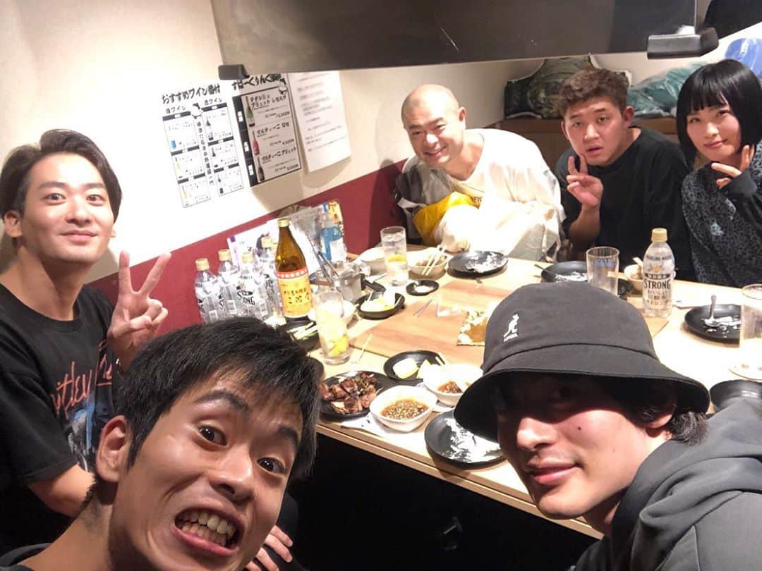 あばれる君のインスタグラム：「少し前の話ですが、誕生日を祝って頂いた時のお写真📷✨みんなありがとう🍴🍗」