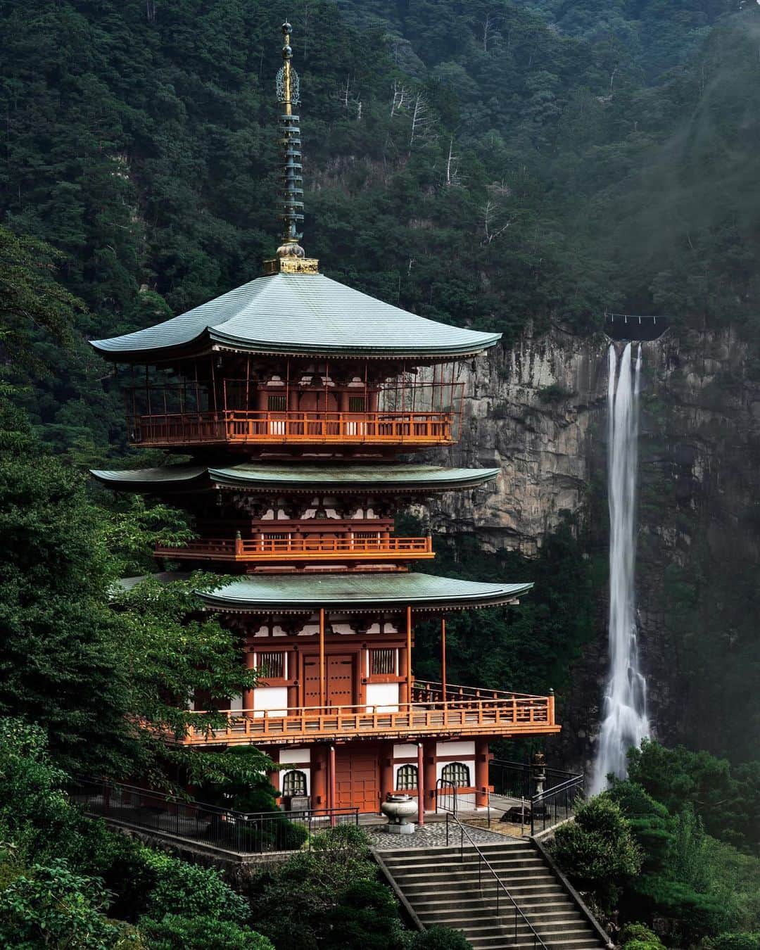 Koichiのインスタグラム：「| That's right, this is a classic . . #Hellofrom #Wakayama #BeautifulJapan . #那智の滝 #青岸渡寺 .」