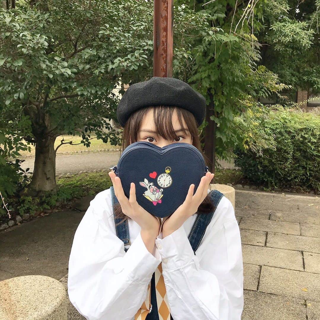 のインスタグラム：「アリスのかばんとシャツ♠️♣️ ・ ・ #ニコラ#太田雫 #hm #アリス#Alice#オーバーオール#bag#béret#ootd」