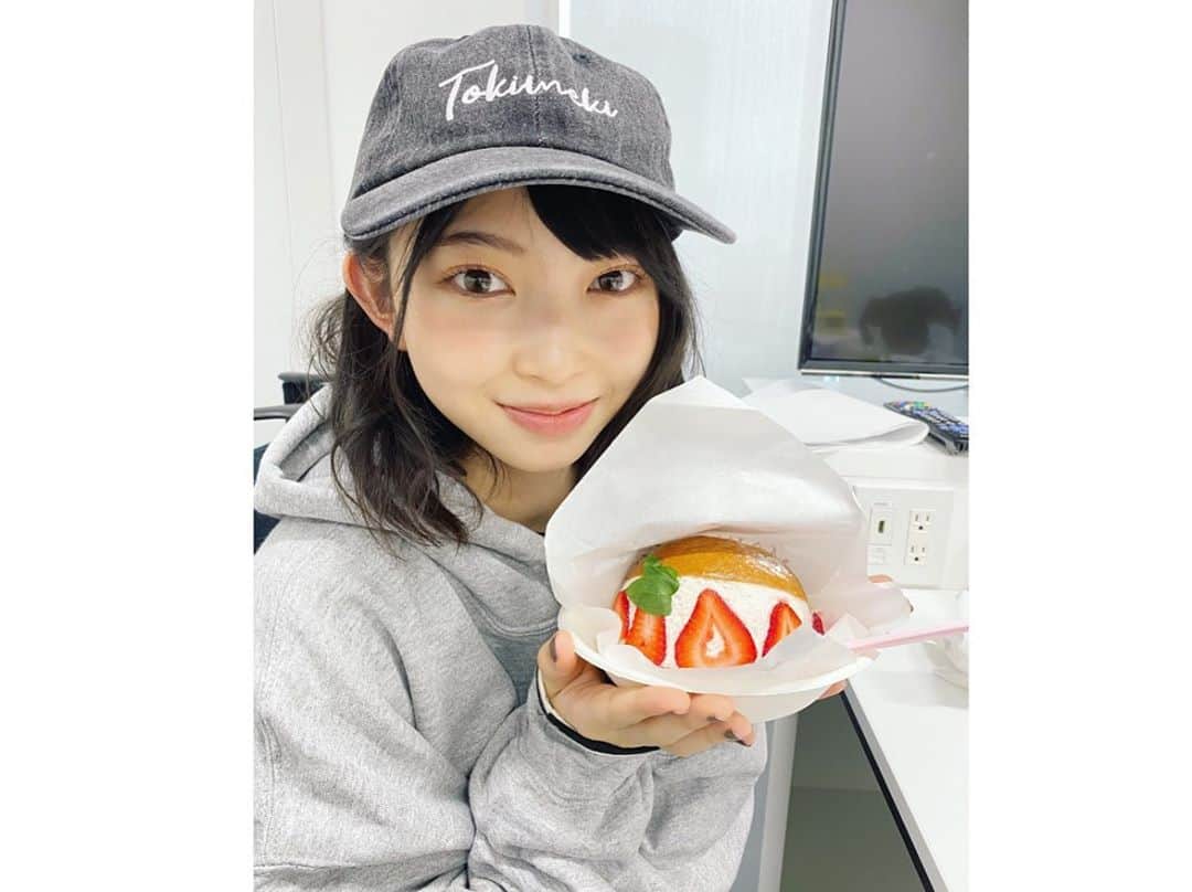 辻野かなみさんのインスタグラム写真 - (辻野かなみInstagram)「❤︎﻿ ﻿ 📍#EATALYHARAJUKU ﻿ ﻿ 差し入れで美味しいスイーツを頂きました🐰﻿ ﻿ クリームはサッパリ爽やかなイチゴ🍓味で💓﻿ バンズはずっしりしてるんですが、﻿ フルーティーな香りが鼻を抜ける感じでした😳﻿ ﻿ ファッションコラボの時にお世話になってる、スタッフさんがいつも差し入れてくださるんですが！﻿ 本当にどれも美味しいんです🥰﻿ 幸せです✨﻿ ありがとうございます☺️﻿ ﻿ #スイーツ ﻿ #食べ物投稿続いちゃった😋 #instagood #instalike #followme﻿ ﻿」10月19日 20時05分 - kanami_tsujino_official