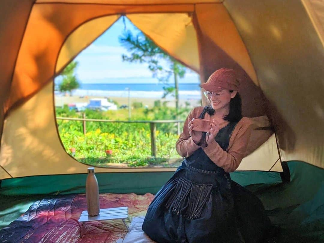芳美リンさんのインスタグラム写真 - (芳美リンInstagram)「ずっと雨の予報だったのに、﻿ 起きたら、晴れてたときの嬉しさと行ったら♥🌊﻿ ﻿ ﻿ 大好きな海がバッチリ見えるではないかー！﻿ 　﻿ 晴れるなら、SUPしたかった！﻿ 次は持っていこう🌊﻿ ﻿ ﻿ #大洗サンビーチキャンプ場﻿ #茨城キャンプ#いばらきキャンプ#camphack﻿﻿ #大洗#ソロキャンプ#女子キャンパー#アウトドア女子#ビーチキャンプ#オーシャンビュー#海好きな人と繋がりたい#湘南SUPガール」10月19日 20時05分 - lynn.lynn5