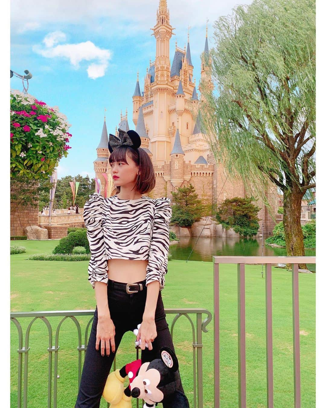 三根有葵のインスタグラム：「Disney🏰🤍 ミッキーさんこんな持ち方してごめんなさい...  #みね私服  all:#zara  #ootd #今日のコーデ #fashion #私服 #disney #disneyland #ディズニー #東京ディズニーランド #ディズニーランド #ミッキー #mickeymouse #ディズニーコーデ  #ディズニーフォト #カチューシャ #コーデ #ファッション  #三根有葵」