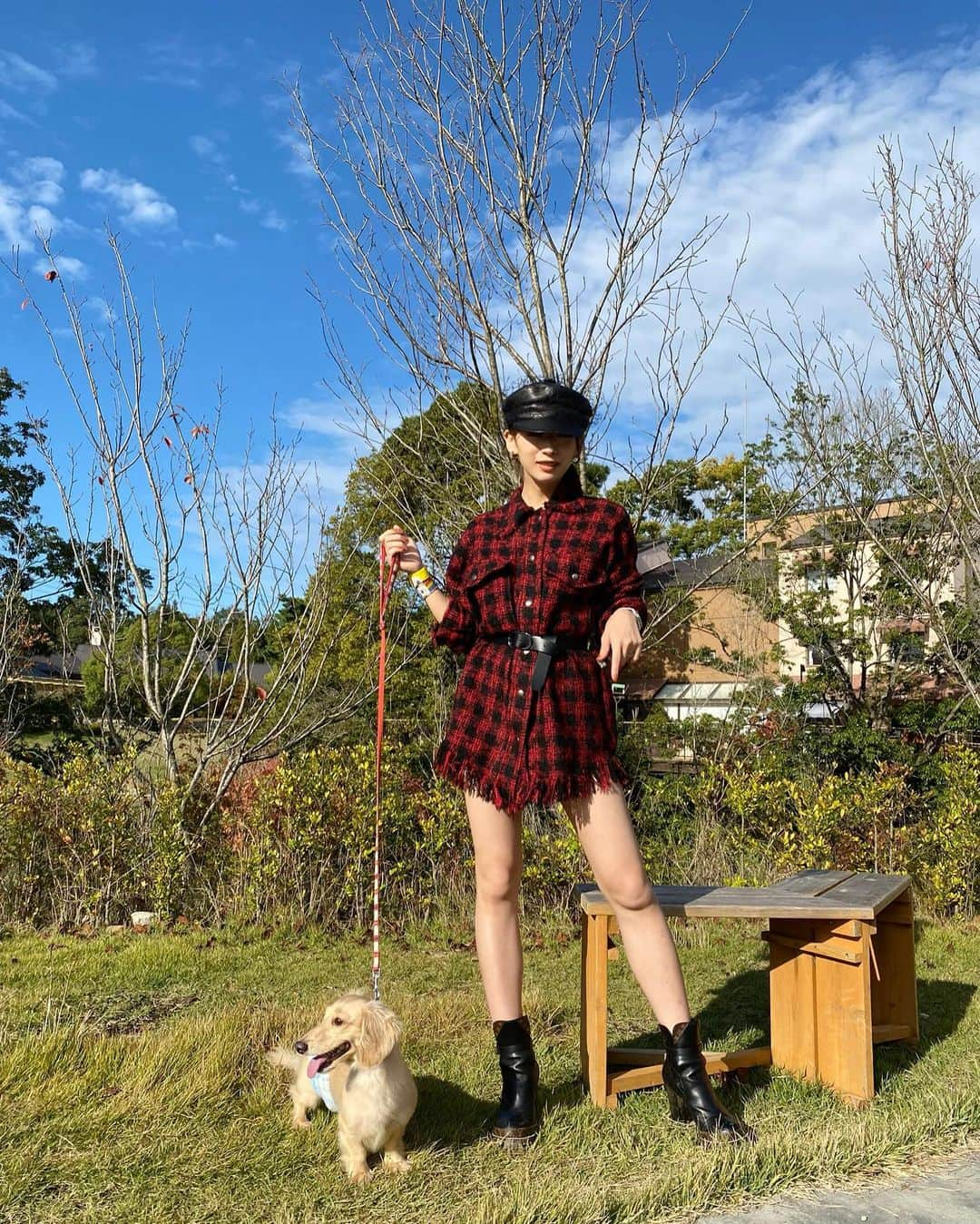 木下春奈のインスタグラム：「・ ・ ・ びびと一緒に🐶💕 ・ ・ casquette @dior  onepiece  @zara  boots  @louisvuitton」