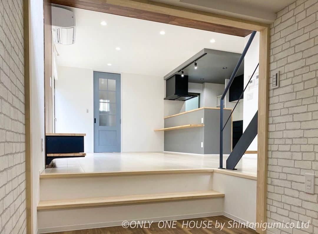 ONLY ONE HOUSE 株式会社 新谷組のインスタグラム：「🏡  〜 内覧会情報 〜  OPEN HOUSE 🎃👻🍬  10.31(土)  10:00-17:00  11.1 (日)  10:00-16:00   小浜市竜前にて内覧会を開催します！  お家づくりの参考になるポイントが盛り沢山の 内覧会となっておりますので、是非この機会に 実際にご覧になりご体感ください。  🏴 coming soon  只今高浜町にもモデルハウスを建設中です。 HPやInstagramに内覧会情報や施工事例、豆知識 など随時UPしておりますので是非ご確認下さい。    ≪新型コロナウイルス対策について≫  新型コロナウイルス感染拡大を考慮し、 以下の対応を行っております。  新谷組では感染拡大防止のため、 お客様並びにスタッフの健康と安全確保を 考慮しお客様へできる限りのマスク着用と アルコール消毒へのご協力をお願いしております。  また、お客様に来場頂きました際には、 弊社スタッフがマスク着用にて接客をさせて頂きます。  スタッフ一丸となりお客様が安心して 家づくりを進めていける環境づくりを 行って参りますので何卒ご理解ご協力の程 お願い申し上げます。　  . ⚀ 本社TEL  0770-78-1255 ⚁ 事務所TEL  0770-59-2552 ⚂ E-Mail  shintanigumi@outlook.jp ⚃ 新谷組HP  http://www.shintanigumi.jg .  #新谷組#おおい町#舞鶴市#高浜町#小浜市#敦賀市#若狭町#美浜町#新築#一戸建て#外構工事#改修工事#シンプルライフ#マイホーム#マイホーム計画#注文住宅#デザイン住宅#自由設計#工務店#金属サイディング#無垢材#ジョリパット#塗り壁」
