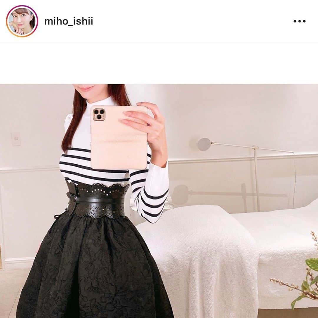 BORDERS at BALCONYのインスタグラム：「石井美保さん（@miho_ishii ）は今季の新作ボーダーニットをエレガントにご着用🌟⁠⠀ ⁠ 素敵な着こなし、ありがとうございます😊😊⁠⠀  ⁠⠀ ⁠⠀ #bordersatbalcony #ボーダーズアットバルコニー #ボーダーズ #BORDERS #柴田陽子 #yokoshibata⁠⠀ #新商品発売 #productlaunch #comingsoon#newproductalert #新商品⁠⠀ ⁠⠀ ⁠⠀ ⁠⠀ Media Source: https://www.instagram.com/p/CGMOV9yArnA/⁠⠀ ⁠⠀ Post Type: Carousel (Image 1 of 2)⁠⠀ ⁠⠀ 本日はサロンワークの日。⁠⠀ 3月ぶりのお客様(学校の先生をしていらっしゃる責任感からずっと自粛して下さっていたんですよね🙏🏻)のお肌をピカピカに磨き上げて、めちゃくちゃ笑顔になってもらえたので、私もご満悦。⁠⠀ ⁠⠀ 昨夜の黒ワンピースを着た５年前の写真に沢山メッセージをありがとうございます。⁠⠀ もともとは黒も着ていたのですが、PC診断したら黒が1番似合わないと出てしまい(黒ならネイビーの方がいいらしい)案外その指摘に囚われているところがあります。また、撮影ではクライアントさんから白か薄ピンクの衣装の指定を頂くことが殆どで、トップスに黒を持ってくる選択肢がほぼ無くなったという理由もあり、無駄になるので黒トップスは買わなくなりました。顔まわりに映らないボトムスは、秋冬はタイツを履く兼ね合いもあり、今も黒はよく着ますよ。昨年は、冬にキルティングの黒スカートをヘビロテしたのですが、プチプラ過ぎて1シーズンでボロボロになってしまった為、今年はこれに。既にヘビロテ中ですが、パニエでも入れているかの如くふんわりボリュームが出るので、中に厚手のタイツや腹巻を仕込んで冬を乗り切る予定。ボーダーズ　bordersatbalcony_official 今季のトップスもボーダー部分はネイビーです。 ( #📷 @miho_ishii )⁠⠀」