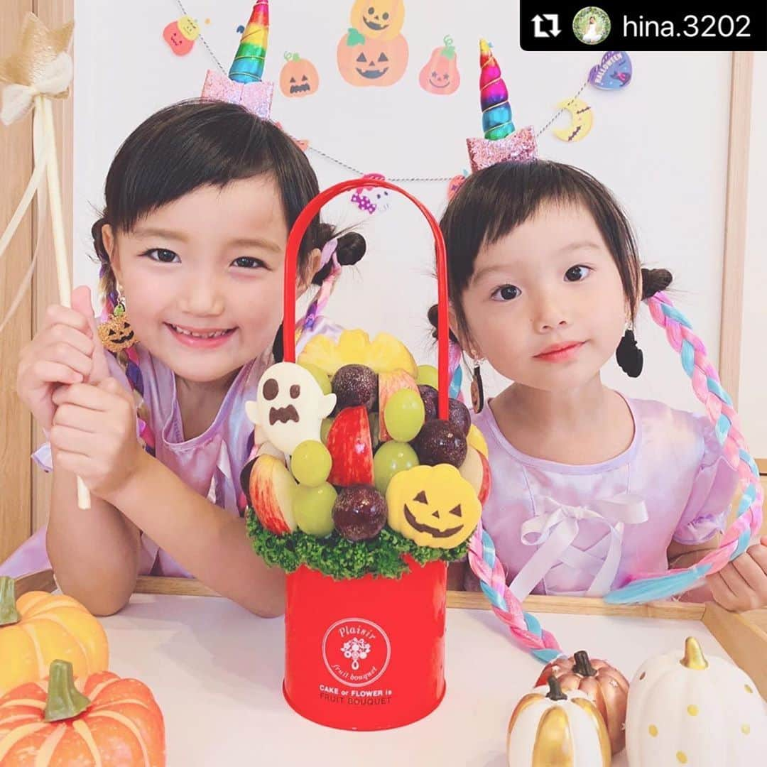 Fruit-bouquets.comさんのインスタグラム写真 - (Fruit-bouquets.comInstagram)「#Repost @hina.3202 with @make_repost ・・・ . . 𓂋✿𓂋✿𓂋✿𓂋✿𓂋✿𓂋 . ちょっとお先に♡ Happy Halloween 🎃👻 . @fruitbouquet.japan さまの ハロウィン限定の フルーツブーケ💐が届きました💗 . おばけとかぼちゃのチョコが ハロウィンらしくて かわいい💓💓 フルーツもとっても甘くて 美味しくて最高です😆💕 . 大好きな巨峰や シャインマスカットも沢山で 娘たちもとっても喜んでました🥰 . ハロウィンパーティーが グッとおしゃれに 華やかになります😆💕✨ 一つ一つピックに刺してあって 食べやすいのもありがたい👏✨ . ハロウィン期間は 早めの予約をしてね❣️❣️ . .  𓂋✿𓂋✿𓂋✿𓂋✿𓂋✿𓂋 . #フルーツブーケ #プレジール #フルーツ #フルーツの花束 #果物 #旬のフルーツ #ハロウィン #ハロウィン仮装 #halloween #ハロウィンパーティー #フルーツギフト #ホームパーティー #シャインマスカット #巨峰 #パイナップル #りんご #フォトジェニック #ハロウィンスイーツ #サプライズ #サプライズプレゼント」10月19日 20時11分 - fruitbouquet.japan