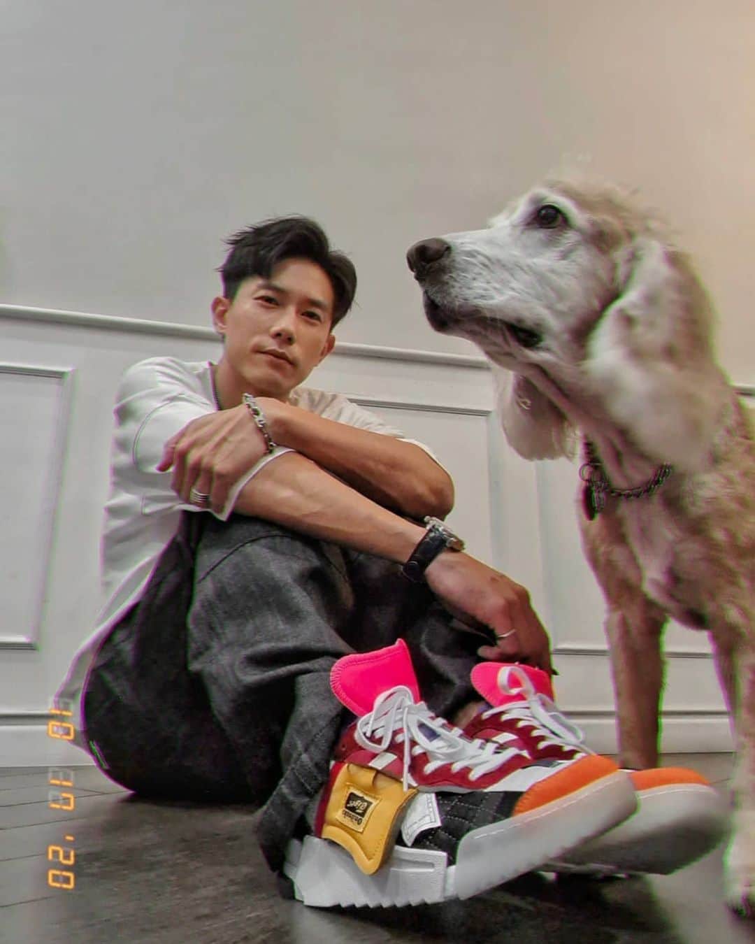 デスモンド・タンのインスタグラム：「This @onitsukatigerofficial x Brian Kenny collaboration is 🔥! I'm loving the quirky details of these D TRAINER BORO! The creative play of fabrics and colours is genius. Add on jeans and comfy T from the brand, and we’re ready to roll!   @onitsukatigersg #onitsukatiger #onitsukatigersg #DTRAINERBORO #BrianKenny」