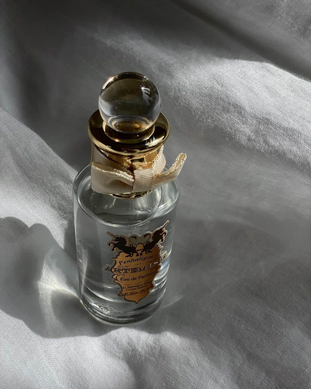 丸林広奈さんのインスタグラム写真 - (丸林広奈Instagram)「最近愛用してるPENHALIGON’Sの香水。 持ち運びに便利サイズだからbagにいれてる🖤 寒い時期に纏いたくなるような温もりのあるフローラルノートになめらかなバニラとアンバーが溶け合う女性らしい繊細な香りがすごく好き。  @latelierdesparfums_jp   #penhaligons #ペンハリガン　#アルテミジア　#ラトリエデパルファム  #香水」10月19日 20時14分 - hironamarubayashi
