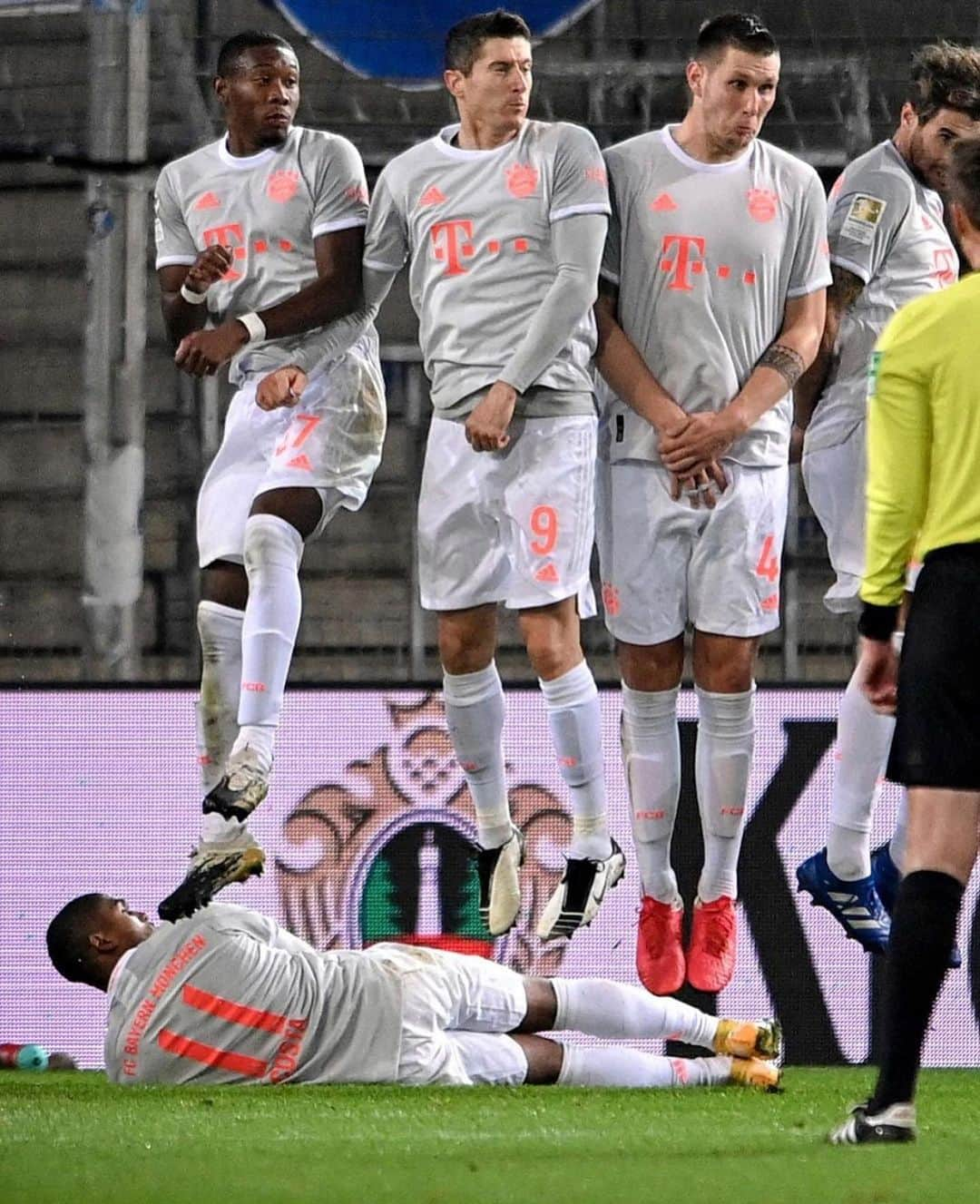 ダグラス・コスタさんのインスタグラム写真 - (ダグラス・コスタInstagram)「😂😂😂😂😂 😎 @fcbayern」10月19日 20時17分 - douglascosta