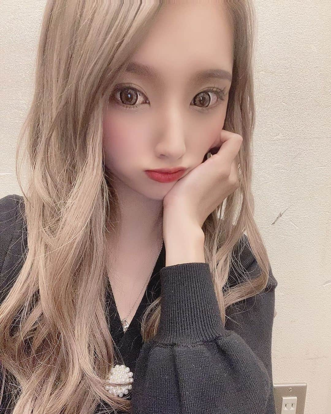 yurikaさんのインスタグラム写真 - (yurikaInstagram)「1年ぶりにエクつけてきた❤️  たまにはイメチェン🧏🏻‍♀️ ロング好評なんだっ　わーい🌼  毛質よき✨サラサラ〜  担当は (@rosa_seiya0612 ) いつもありがとう🥰  #ロサ #スタジオロサ #ロサエクステ  #シールエクステ #エクステ」10月19日 20時17分 - yurichan_819