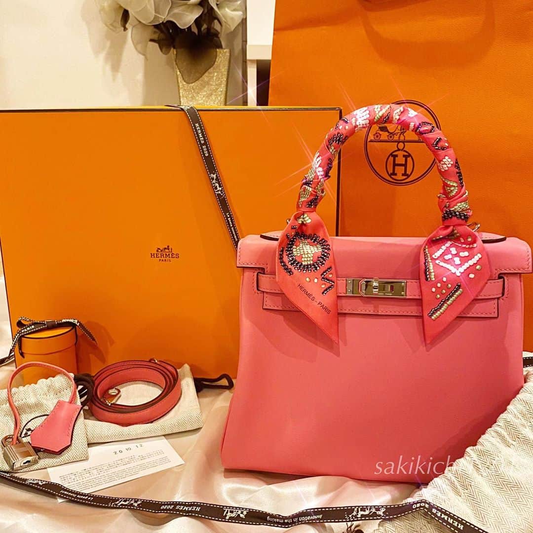 のインスタグラム：「この前のオレンジボックスの中身は……🧡 ． My First Kelly 👜🍊🐴 でしたっ✨ ． 衝撃的な出会いがあったって書いてたのはこれです🥺💥 取り寄せお願いしてた靴をお迎えに行ったらまさかのこちらもご用意してくださってて…💞 担当さんに感謝です😭✨ ． 初めてのケリーは ケリー25 ローズアザレ スイフト 内縫い シルバー金具 でした✨ ． 担当さんに選んでもらったケリーアンペルルのツイリーを巻き巻きしました💞 ． ピンクのバッグは全然持ってなくて、使いこなせるような素敵な女性になるべく頑張ります💪笑 またこの時にお迎えした靴も紹介しますっ🙆‍♀️❤️ テンション上がったお買い物でした👼 ． #hermès  #hermes  #hermesbag  #hermeskelly  #kelly  #kelly25  #roseazalee  #エルメス #エルメスケリー  #ケリー #ケリー25 #ローズアザレ #スイフト #ケリーアンペルル #エルメス好きな人と繋がりたい」