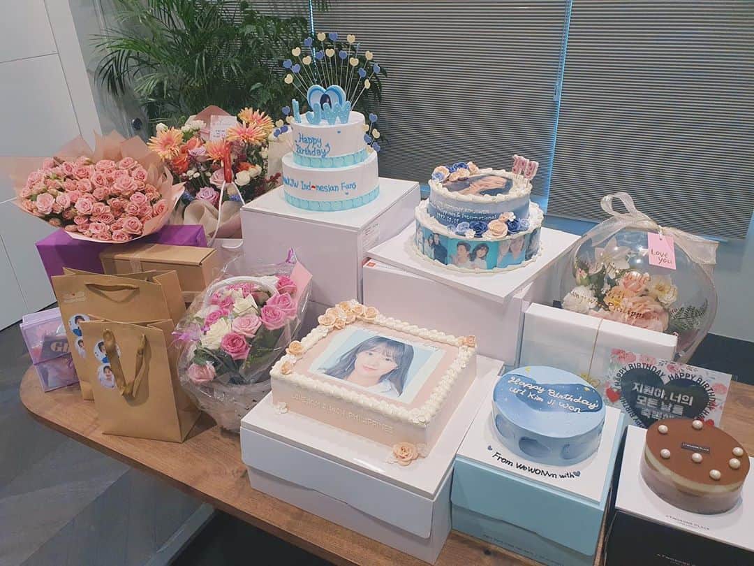 キム・ジウォンのインスタグラム：「덕분에 올해도 행복한 생일이었습니다. 늘 감사해요❤️ 모두 모두 감기 조심! 건강 잘 챙기세요🤗」