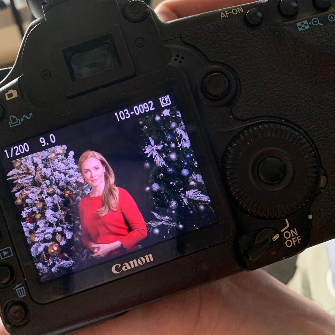 アマンダ・シュルのインスタグラム：「Introducing Lucy Giannola!  Likes: caffeine, cookies and all things Christmas🎄  Dislikes: Grinches  Project Christmas Wish is airing December 20th on @hallmarkchannel  #hallmarkchristmasmovies  #nofilter  #justchristmasmagic • • 📸: Steve Ackerman」