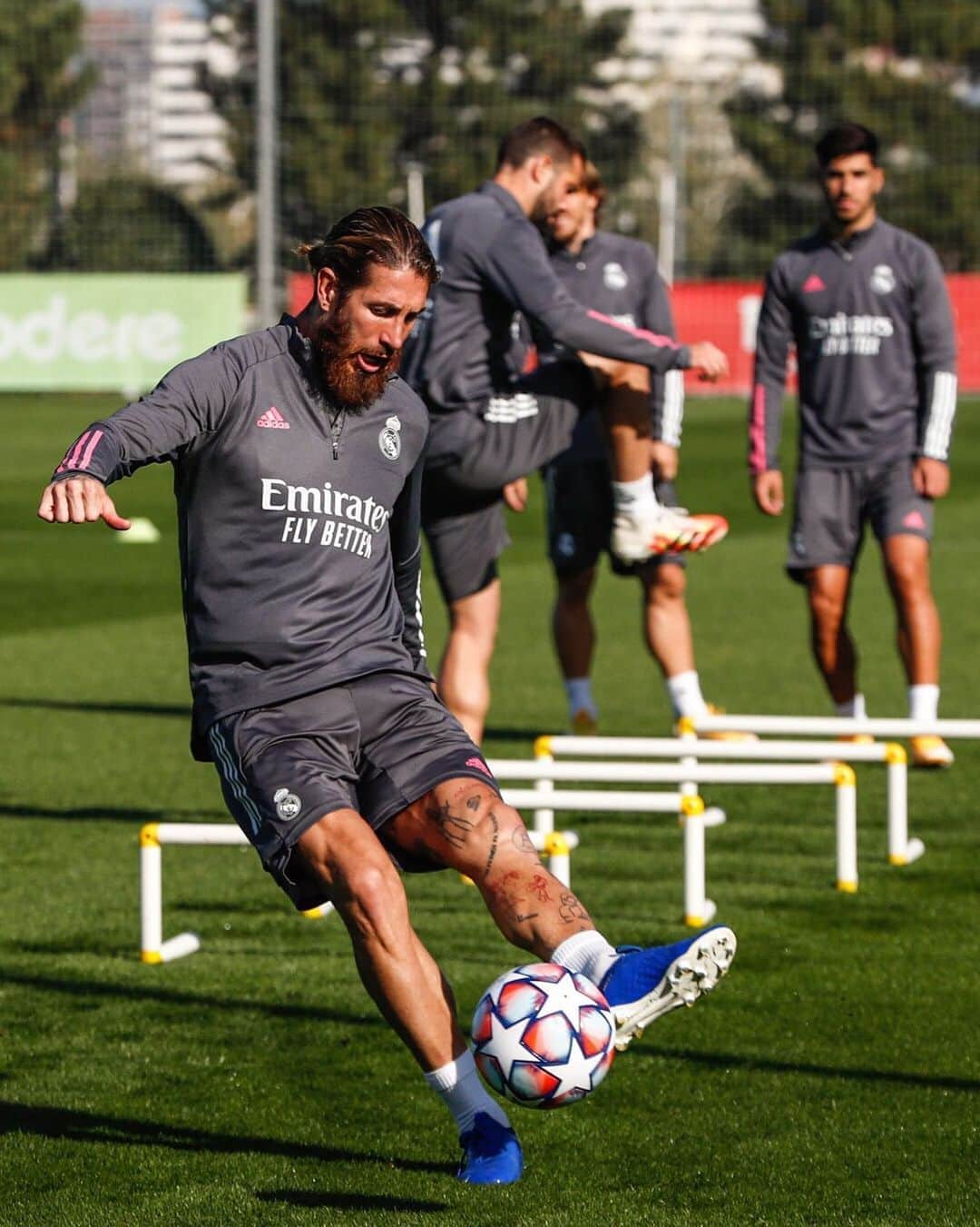 レアル・マドリードさんのインスタグラム写真 - (レアル・マドリードInstagram)「S R 4️⃣ That 🆕 @ChampionsLeague ball = 🔥 💫 ¡Trabajando con el nuevo ⚽️ de la Champions! #RMCity  #HalaMadrid」10月19日 20時20分 - realmadrid