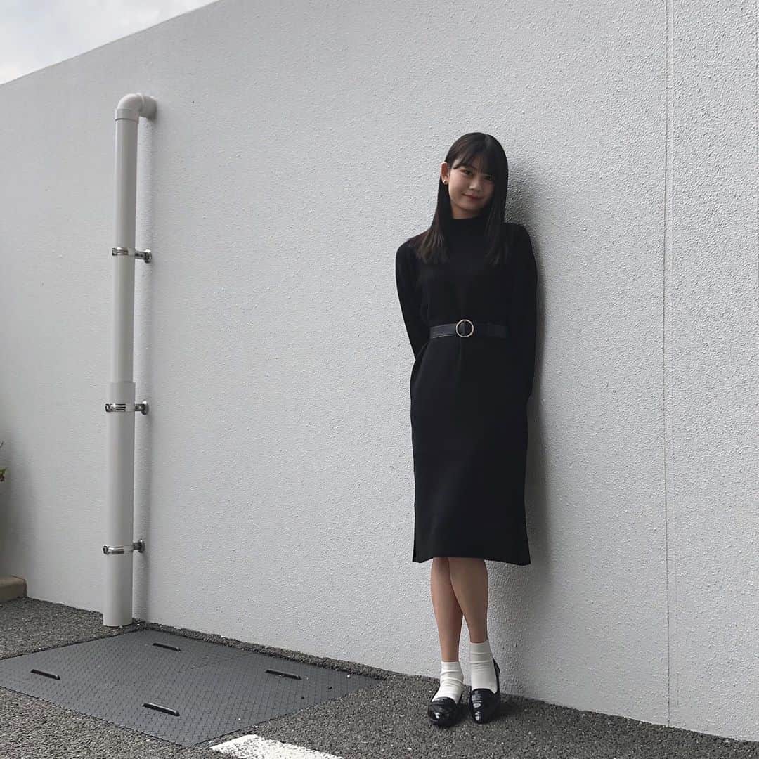 安村真奈のインスタグラム：「一枚でサラッと可愛いニットワンピ❤️﻿ ベルトでウエストマークしてメリハリをつけました☺  #gu_for_all  #GUstyle #gupr #ワンピース #スウェットライクハイネックニットワンピース」