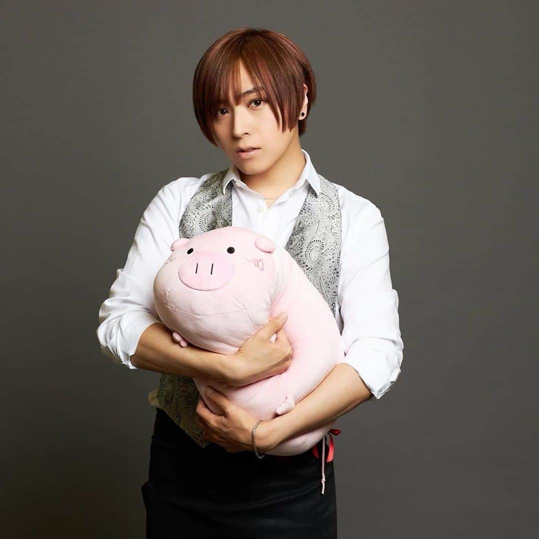 日曜劇場『危険なビーナス』【公式】のインスタグラム：「現場レポート　その22🐖🐖🐖 . . 本日予告が公開になった 安全なビーナス😍💕 . 25日の本編第3️⃣話放送後 #Paravi で配信STARTです🐾 . . 危険なビーナスの裏話もとびだすらしい💦 まだ本編見ていない人はParavi, TVer で復習してくださいね✒️ . . ポスター撮影のときに 黒ねこさんの代わりに シェリーさんに抱き上げてもらった私🐈 夢見心地です...🐽💕 . . #日曜劇場 #危険なビーナス #東野圭吾 #ブーナス #ブーナスの現場レポート #妻夫木聡 #吉高由里子 #ディーンフジオカ #染谷将太 #中村アン #堀田真由 #結木滉星 #福田麻貴 #3時のヒロイン #R指定 #CreepyNuts #麻生祐未 #坂井真紀 #安蘭けい #田口浩正 #池内万作 #栗田芳宏 #栗原英雄 #斉藤由貴 #戸田恵子 #小日向文世 #安全なビーナス #蒼井翔太」