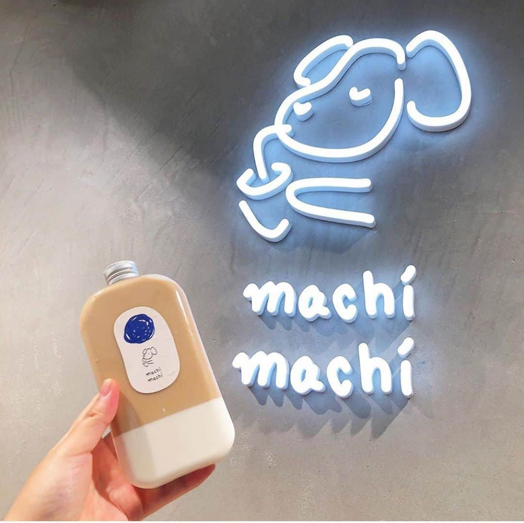 ピュアラモ@オフィシャルさんのインスタグラム写真 - (ピュアラモ@オフィシャルInstagram)「☕︎お店 #machimachi  machimachi のボトルドリンクがかわいいと話題に🥤✨  こちらは #ミルクティーパンナコッタ ♡  他にも色んなかわいいメニューがあるので注目♡  ぜひ飲んでみてね〜🧸✨  photoby. @mami99302  @sara___0371  @hiyoriiiii____  @ayakaxxk  @anooo__02  @mishiro_0625  @yutotake1999   #カフェ#カフェ巡り#大阪カフェ#カフェ巡り好きな人と繋がりたい #おしゃれさんと繋がりたい #お洒落さんと繋がりたい #カメラ女子 #おしゃれさんと繋がりたい #スイーツ #スイーツ巡り #スイーツ好きな人と繋がりたい #おしゃれ好き #おしゃれカフェ #カフェ巡り好き #カフェ巡りが好き #カフェ巡りしたい #カメラ女子 #かふぇ #おしゃれな人と繋がりたい #かふぇ #食べ歩き #大阪カフェ」10月19日 20時35分 - purelamo_official