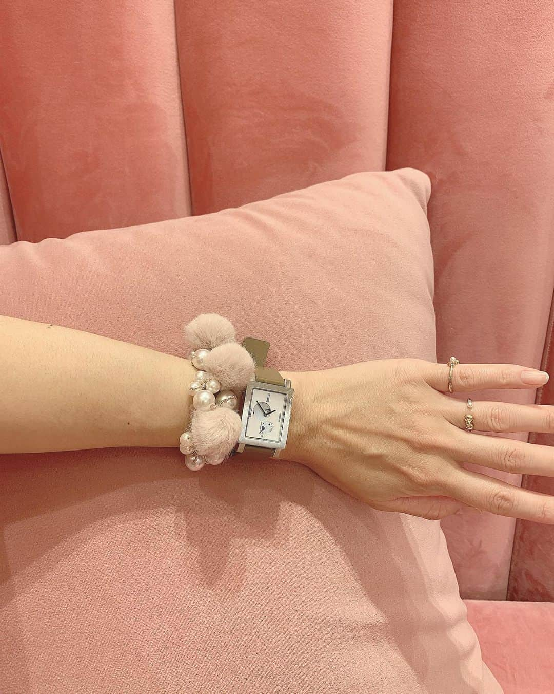 Miku Hirata 平田未来さんのインスタグラム写真 - (Miku Hirata 平田未来Instagram)「昨日のお供♡ #nomonday#ノーマンデー (@nomonday_jp )⌚️シンプルでおしゃれなのがお気に入りです♡ クーポンコードは、 mikuhjo で、10パーセントオフになります♡  ぜひ使ってみてくださいね✨  とても寒かった1日となりましたね☔️  dress♡#chesty #チェスティ  bag♡  📍 南青山3-15-15  #腕時計#時計#手元倶楽部 #時計コーデ #お気に入り時計 #腕時計コーデ   #salondelouis #salondelouisサロンドルイ #salondelouis2号店 #サロンドルイ2 #アフタヌーンティー #表参道カフェ巡り #表参道カフェ☕️ #南青山カフェ #南青山スイーツ #可愛いカフェ巡り #ママコーディネート #ママファッションコーデ #チェスティワンピース」10月19日 20時36分 - miku.hirata