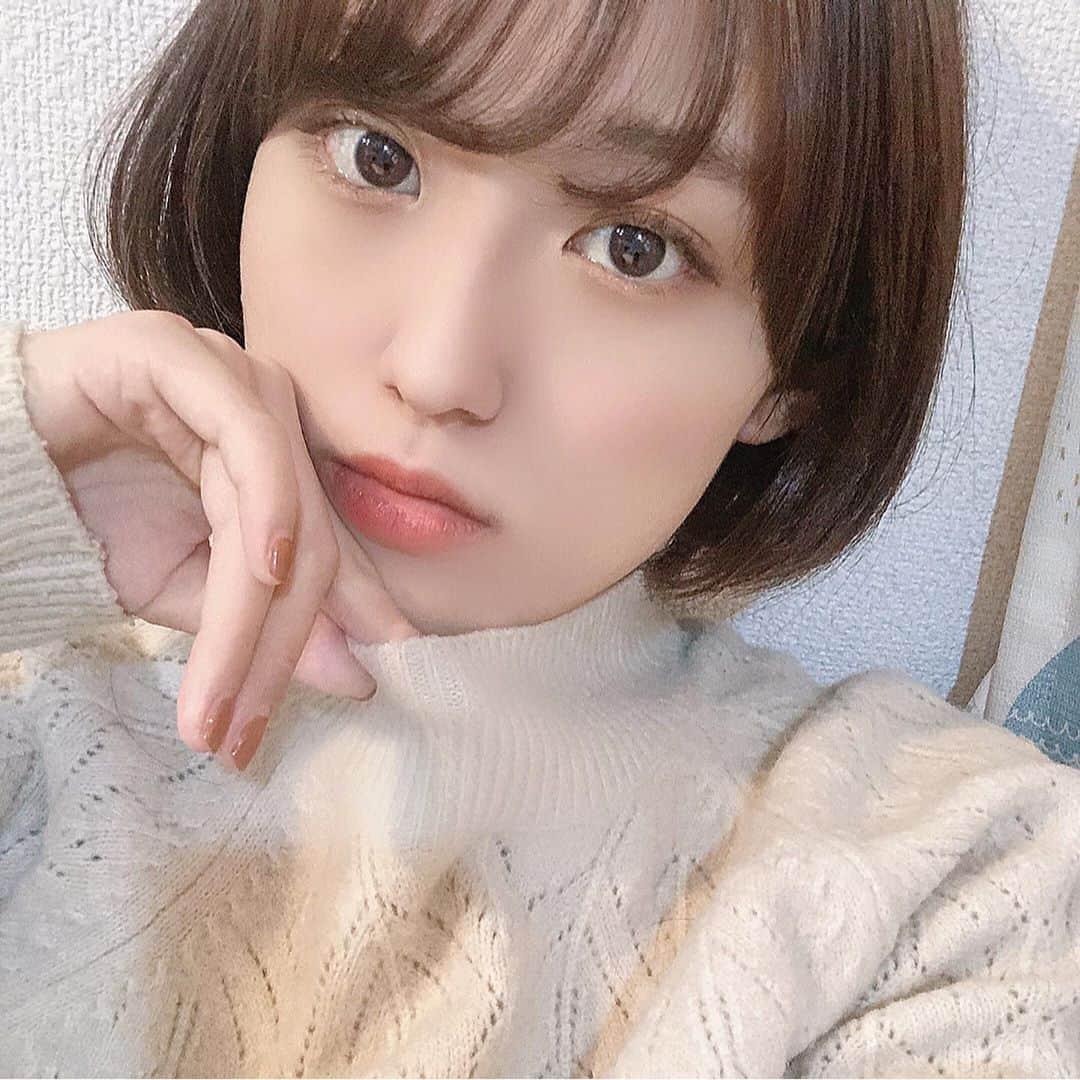 山口柚香さんのインスタグラム写真 - (山口柚香Instagram)「白ニットの季節🧶 . これは去年ユニクロで買ったやつ〜 安かったのにめちゃくちゃ可愛くて死ぬほど着てる❤︎  あとだいぶ髪の毛が伸びて耳かけないとボブっぽくなってきた〜！  今日もプロフィールのURLから投票よろしくねねね！！☁️☁️  #白ニット #白ニットコーデ #白ニットワンピ #ニットコーデ #ニットトップス #uniqloコーデ #ユニクロ購入品 #ユニクロきれいめ部 #ユニクロニット族 #秋服 #秋コーデ #秋服コーデ」10月19日 20時28分 - mizucon2020_no1