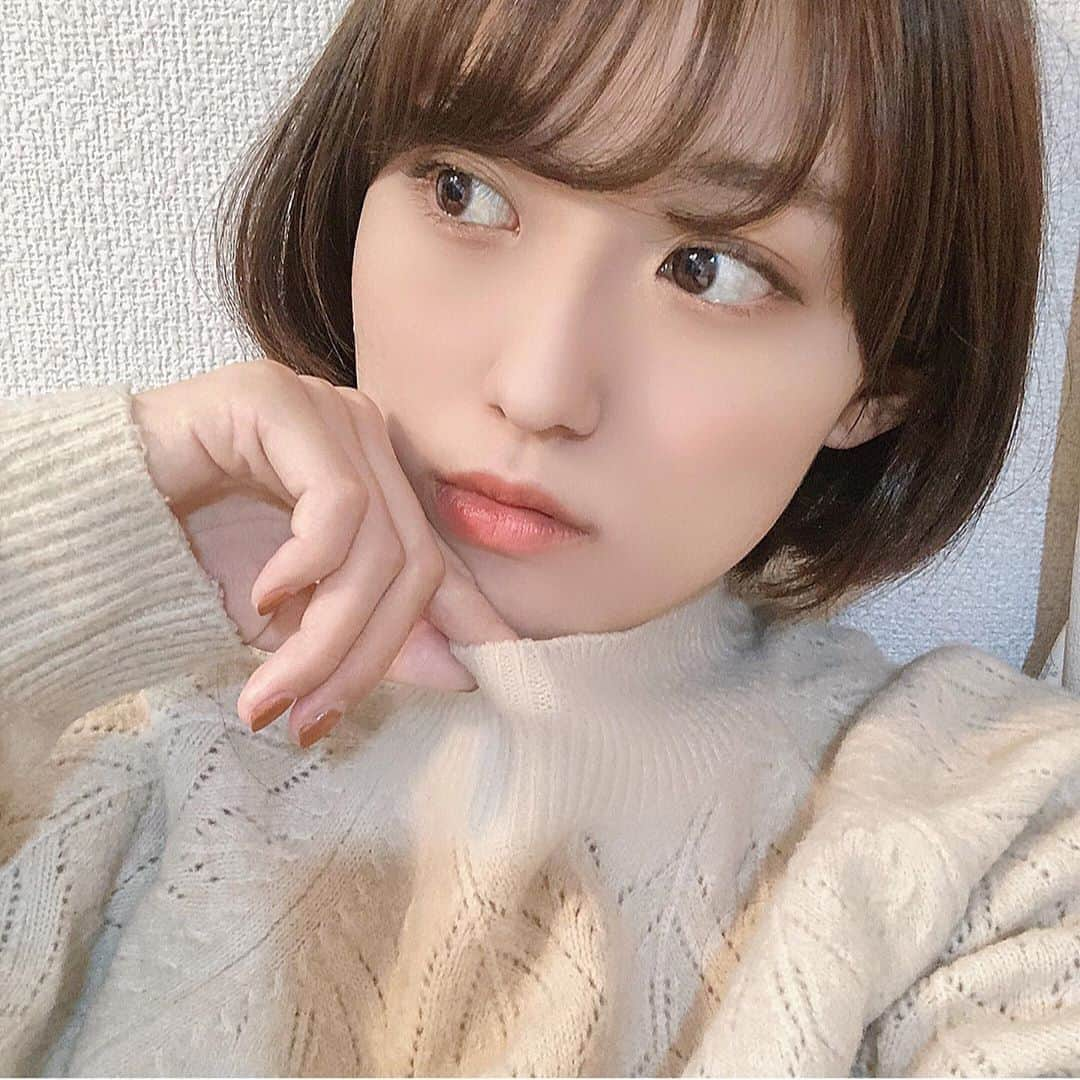 山口柚香さんのインスタグラム写真 - (山口柚香Instagram)「白ニットの季節🧶 . これは去年ユニクロで買ったやつ〜 安かったのにめちゃくちゃ可愛くて死ぬほど着てる❤︎  あとだいぶ髪の毛が伸びて耳かけないとボブっぽくなってきた〜！  今日もプロフィールのURLから投票よろしくねねね！！☁️☁️  #白ニット #白ニットコーデ #白ニットワンピ #ニットコーデ #ニットトップス #uniqloコーデ #ユニクロ購入品 #ユニクロきれいめ部 #ユニクロニット族 #秋服 #秋コーデ #秋服コーデ」10月19日 20時28分 - mizucon2020_no1