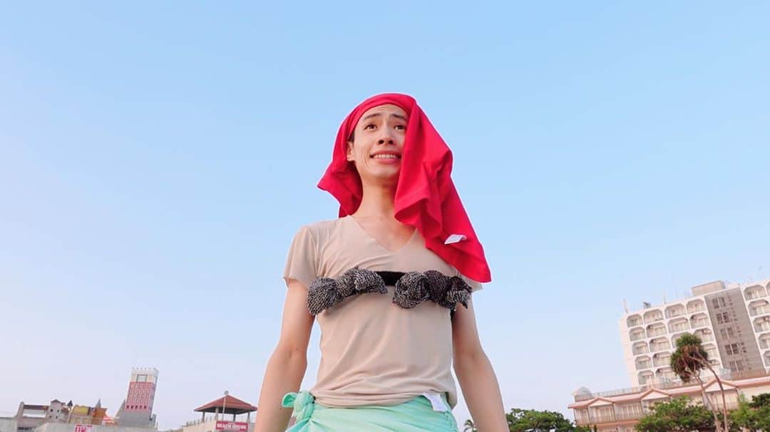三永武明のインスタグラム：「沖縄で身体張ってきました。笑🧜‍♀️✨YouTubeみてね！ #リトルマーメイド #アリエル #おうちディズニー #SNACKS Special Thanks @kevinvin_official」