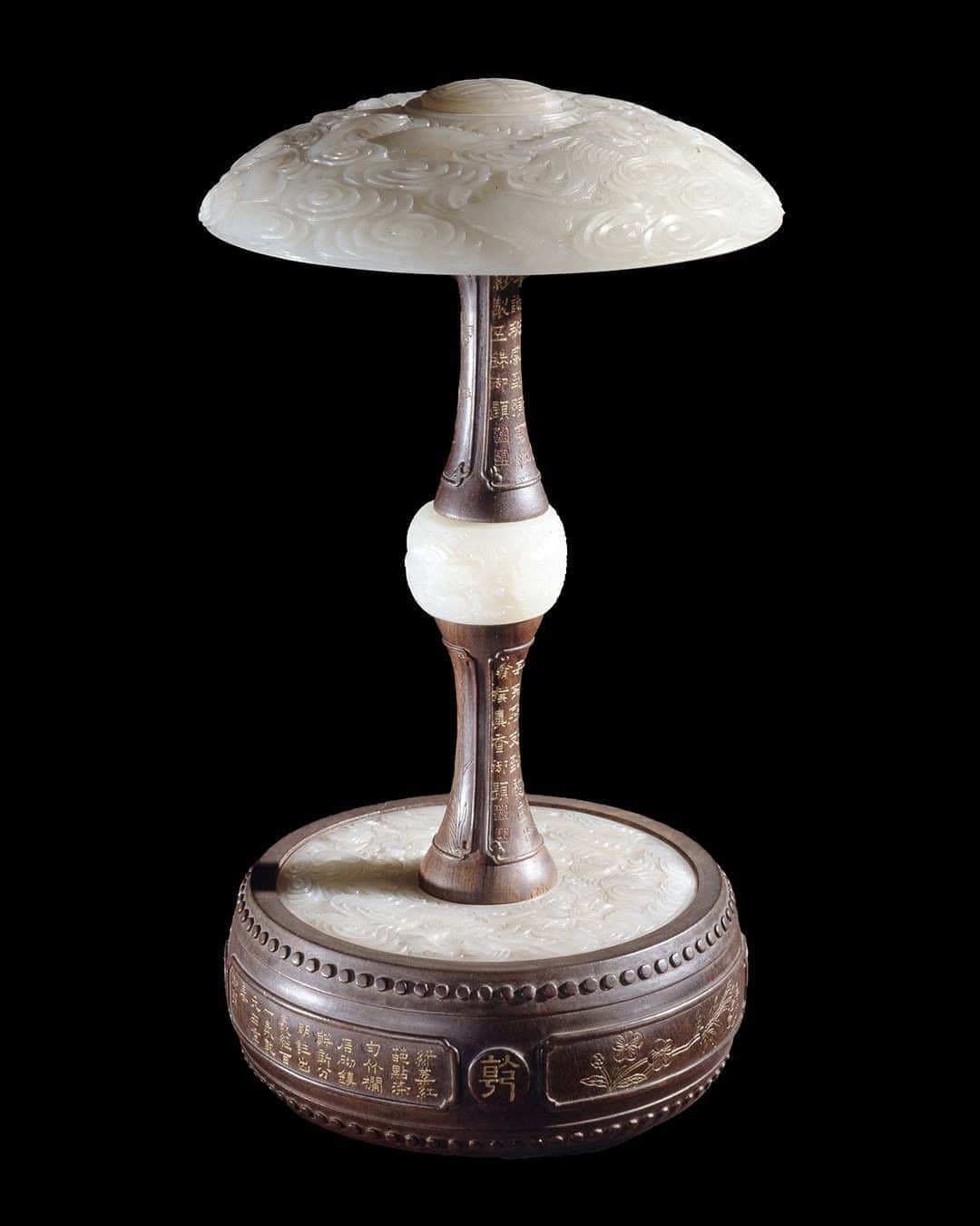 のインスタグラム：「Can you guess what this intriguing object was used for?   It’s made from jade and rosewood, is around 30cm tall and 15cm wide, and is over 200 years old 🤔  ⏳ Get guessing – we’ll be revealing the answer in the comments in three hours’ time.  #BritishMuseum」