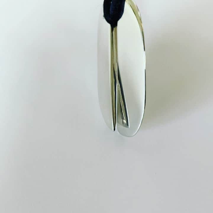 ホアキンベラオのインスタグラム：「Colgante de  plata de la nueva colección ONDAS.www.joaquinberao.com」