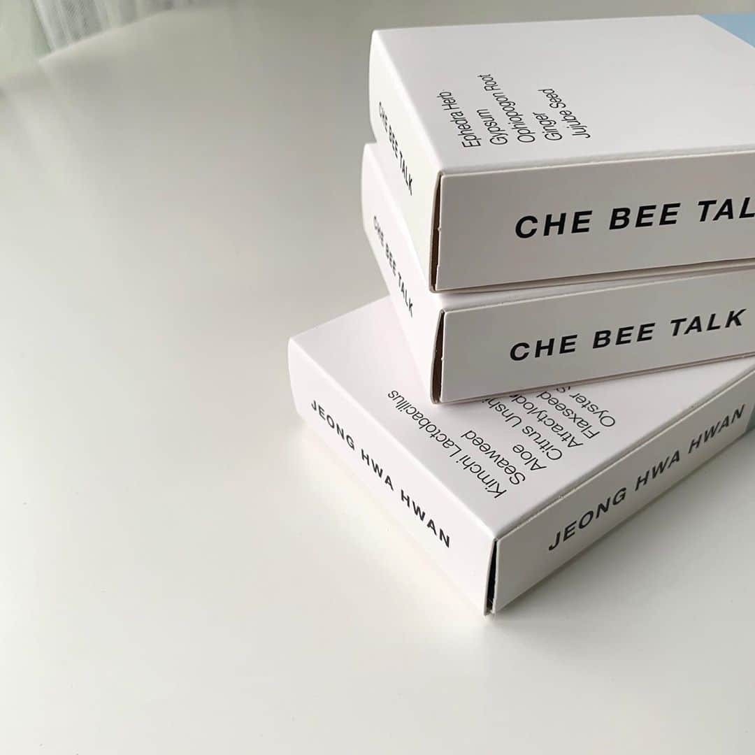 西谷菜々のインスタグラム：「. 3ヶ月目に突入✨ 実は今、人生で初めてのダイエットに成功しております。😚 その為に欠かせない韓方薬とサプリをシェアさせてください👏 飲み続けたからこそ感じた効果をレビューをしたくて…。*長くなります。  ○チェビトッ/ロダム 新陳代謝を活性化し、食欲を抑制してくれるダイエット韓方薬。飲みはじめた1週間で3キロ落ちた驚異の韓方です(←本当にビックリした🙀) 停滞期もあったけど、今はトータルで4~5kgを緩やかに減量できております。 そもそも私の体重増加の原因は、食べすぎ・飲みすぎ・運動不足(動かない)・代謝が悪い・浮腫み…とフルボッコでそりゃ太るよ！な生活をしておりました。 チェビトッを飲み始めて変わったのは、食べすぎることが無くなったこと。食事の1時間前に飲むと、自然と食欲が脳から消えていきます。前までは、口寂しくてお腹が空いていなくても食べてたりしてたけど…そういうのもピタッと無くなりました。 そしてとにかく喉が乾く。代謝を活性化させているから身体がポカポカして、自然と飲み物を飲むことが増えました。チェビトッ服用中はカフェインがあまり良くないらしいので、水かホットのルイボスティーを沢山飲むようにしてます。これのおかげで浮腫みも前ほど気にならなくなった◎ 動悸に関しては、私は飲みはじめて1.2日目に手の震えを感じたくらいで、それ以降は特に無いです。空腹時に服用すると吐き気を感じやすいことがわかったので、少し胃に食べ物を入れてから飲むようにしたら大丈夫になりました👌 詳しい効果はロダムの公式アカウントを見てもらいたいのだけど、これは本当に手放せない。  ◯浄化丸/ロダム 便秘改善のデトックス韓方。チェビトッを飲んでいると食事量が減ってどうしても便秘になりやすいので、併用して飲んでいます。 元からどんな便秘薬も効かないほどの便秘体質だったんだけど(汚くてごめんなさい)、この浄化丸はすんっっごいの。腸にこびりついていたであろう宿便も、根こそぎ出してくれます。(本当にごめんなさい) それなのに便秘薬みたいにお腹が痛くならず、自然に近いもので出てくれる。 デトックス効果があるので肌質改善もしてくれるのが魅力。自粛生活でできてしまったニキビ達もかなり良くなりました。  ◯カスタマイズサプリ/FUJIMI ダイエットをしていく中で不足しがちな栄養素を補うためのサプリ。効果はもちろんだけど、何がいいって楽なのです。とにかく楽ちん。 今までは、自分に必要そうなものをとりあえずいっぱい頼んでみて、毎日一種類ずつ瓶開けて飲んで、面倒になって続かなくて…を繰り返していたけど、自分に合った5種類のサプリが1袋になっているなんて……最高。 朝、袋ぴって開けて、サッと飲んで終了。これも手放せません。  身体の見た目や数字に現れてきたおかげで、普段の食生活や運動にも気をつけるようになりました☺️✨ それでも軽いものだし、食べたい時は食べる。我慢しないようにしてます。 ストレスフリーで楽しくダイエットができるようになったのは、この3点セットのおかげ🙆‍♀️ それぞれタグ付けからぜひアカウントチェックしてみてください👀」