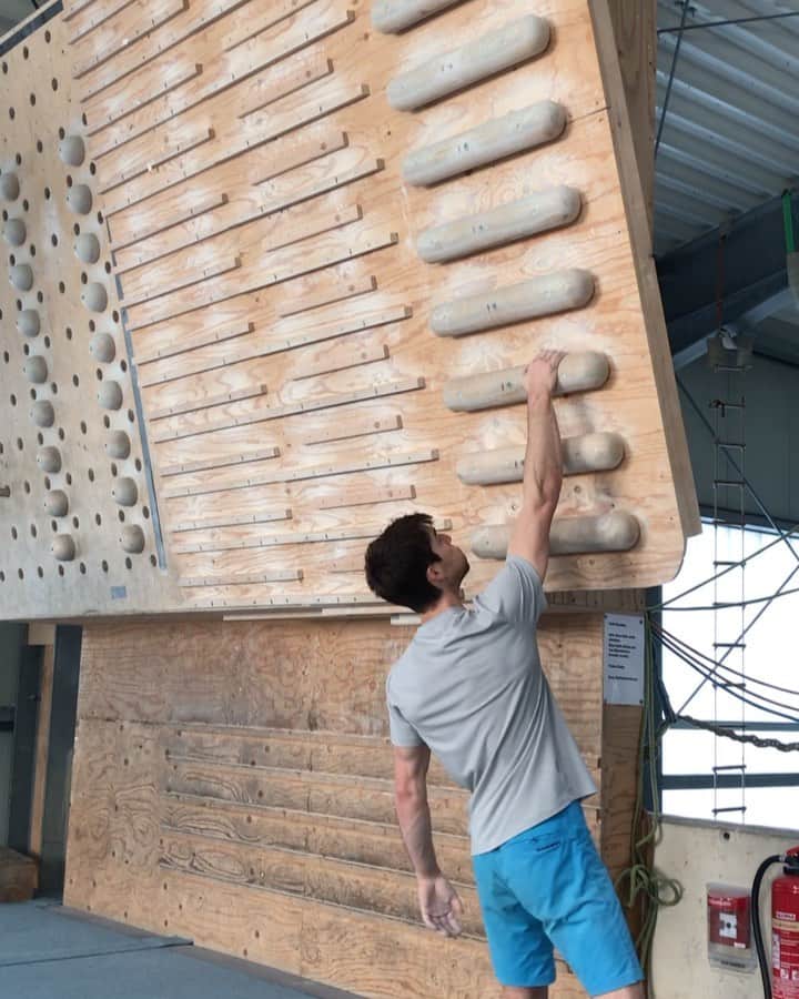 ヤン・ホイヤーのインスタグラム：「Monday mornings.... @mammut_swiss1862  @madrockclimbing」