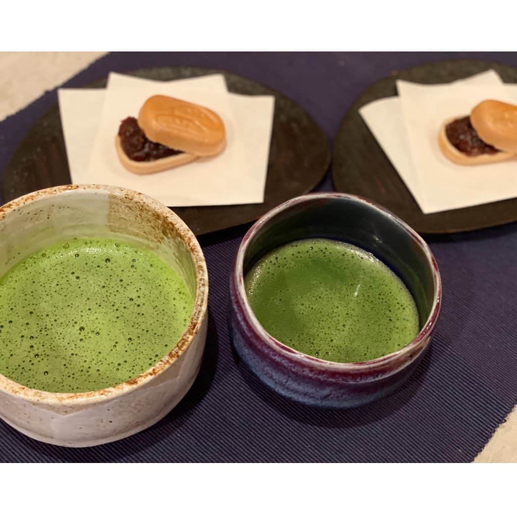 殿柿佳奈さんのインスタグラム写真 - (殿柿佳奈Instagram)「念願のおうちで娘とお抹茶time🍵❤️  我が家では最近茶道ブームがきております😆  娘も自分で点ててみたい年頃✨  なんとも言えないニコニコな姿が可愛かった🥰  初めて買ったmy茶筅✨  『谷村丹後』さんの   #80本立茶筅　#白竹  大事に永く使いたいです🍵❤️  夜の至福のひとときでした😊✨  #instagood#抹茶#お茶をたてる#練習中#クリーミーな泡はまだまだ上手にできない#がんばろう#とにかく#美味しい#ひととき#夜の#ご褒美#時間#和菓子好き#もなか#親子抹茶#自分で点てる#macha #wagashi#最近娘とお風呂で抹茶屋さんのおままごとが日課です#happy#子供#抹茶碗#茶筅#谷村丹後さん」10月19日 20時40分 - kanatonogaki