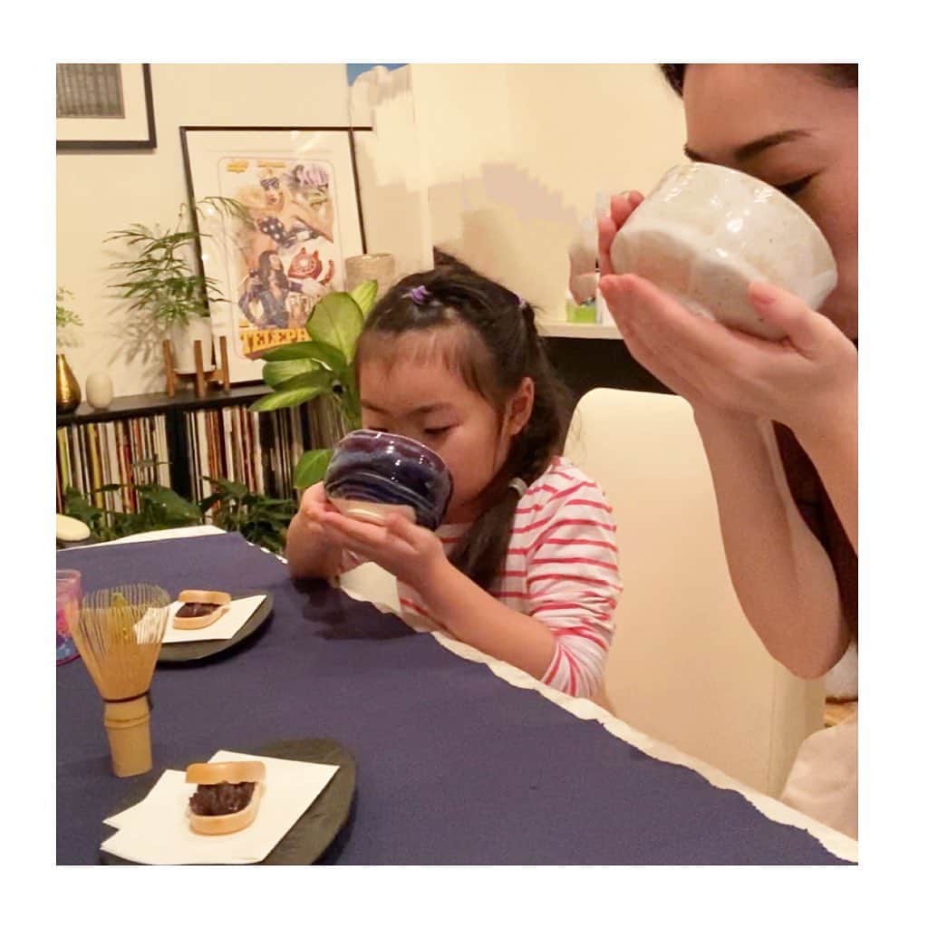 殿柿佳奈さんのインスタグラム写真 - (殿柿佳奈Instagram)「念願のおうちで娘とお抹茶time🍵❤️  我が家では最近茶道ブームがきております😆  娘も自分で点ててみたい年頃✨  なんとも言えないニコニコな姿が可愛かった🥰  初めて買ったmy茶筅✨  『谷村丹後』さんの   #80本立茶筅　#白竹  大事に永く使いたいです🍵❤️  夜の至福のひとときでした😊✨  #instagood#抹茶#お茶をたてる#練習中#クリーミーな泡はまだまだ上手にできない#がんばろう#とにかく#美味しい#ひととき#夜の#ご褒美#時間#和菓子好き#もなか#親子抹茶#自分で点てる#macha #wagashi#最近娘とお風呂で抹茶屋さんのおままごとが日課です#happy#子供#抹茶碗#茶筅#谷村丹後さん」10月19日 20時40分 - kanatonogaki