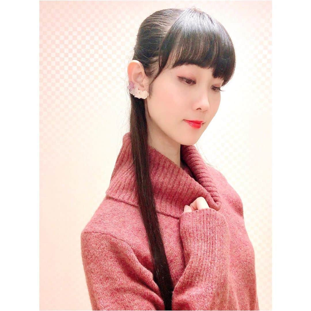 花柳まり草さんのインスタグラム写真 - (花柳まり草Instagram)「2020.10.19 【幸せを噛み締める①】 今日はとっても幸せな1日でした✨  いつも大変お世話になっている先生方や皆様に、とあるお仕事でお目にかかることができました😌💖 この様な状況下ですので、人様とお会いしたくてもお会いできる機会が減っております…。  短い時間ではありましたが、尊敬する皆様がお元気そうでとても嬉しかったです。 勉強になる、ありがたい時間を過ごさせて頂きました。  お仕事の内容はまた皆様にお話しできる機会が来ると思いますので、その際はまたぜひ宜しくお願い申し上げます。  それだけではなく、今日は小さい幸せが沢山あったんです✨  沢山の宝物に出逢うことができました🎁  まずはこちらのアクセサリー。 お昼のお仕事の後から次のお仕事に向かう合間、たまたま通りかかったビルの地下でとても綺麗な彼女たちを発見・・・！ この世に一つ、作家の方が丹精込めて作られた、宇宙みたいにキラキラしたバレッタ💫 本物の紫陽花から作られた、色も形も美しいイヤリング💠  とても美しいのはもちろん、作家の皆様が彼女達を大切に作られたことを感じたので、迷うことなく購入してしまいました。  《その2に続く！》  ーーーーーーーーーーーーーーー 小さな幸せを見つけた時、私は殊の外大きい声で「幸せだー幸せだー」と呟く様に心がけています。  「幸せポイント」の貯金です。  基本的に「神経質な能天気」というか「ポジティブな根暗」なので、結構幸せだなぁと思う瞬間は多いです。  が、生きていれば「私は今、幸せからは程遠いところにいる。うぅぅ」って落ち込む時だって勿論あります。  でも、自分の生涯の幸せたちと不幸たちをみんなそれぞれ足算して、その総量を見た時に「幸せポイント」の方がちょっとでも多かったらいいな〜って思います。  長い目で見れば、ある一時に感じた不幸は、将来の幸福に向かうための踏み台だったりしますしね。 ぎゃむばる。  いつもの様に話があらぬ方向にそれましたが笑、とにかく、今日は幸せな1日でした！！！  感謝💖✨  #東急プラザ銀座 #アクセサリー #accessory  #laneige さんの紫陽花アクセサリー（ @laneige_yk ） #raindancerainvoice さんの水彩画モチーフアクセサリー（ @shirokumaking ）  #日本舞踊家 #日本舞踊  #舞台 #芸術 #習い事 #踊り  #着物 #kimono #宝塚 #宝塚歌劇団 #宝塚og #花柳まり草 #me  #art #art_of_japan #dance #japanesedance #japanesedancer #kimono #fashion #takarazuka #love #marikusahanayagi」10月19日 20時41分 - marikusa.hanayagi